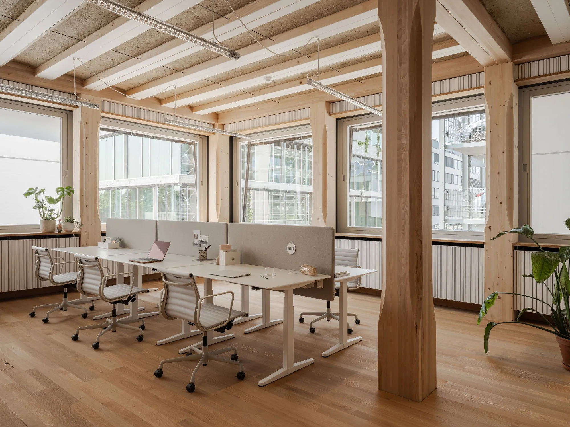 Im radikal nachhaltigen Büroneubau «Hortus» von Herzog & de Meuron werden die Updates des Alu Chairs fotografiert. Neue Alu Chairs an Bürotischen