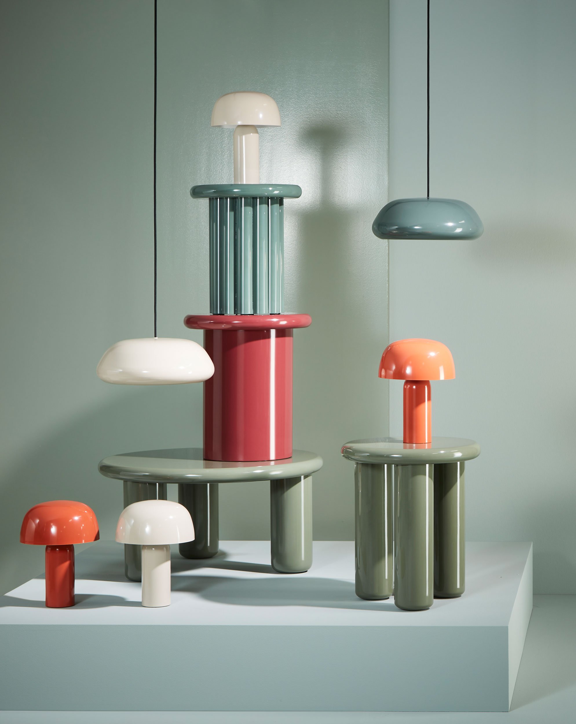 Die jeweiligen Trendthemen wurden in einer abstrakten Darstellung auf einem Podium präsentiert, gestapelt, gehängt. Ein passender Hintergrund in Farbe oder Material reagierte auf das jeweilige Produkt. Thema Hochglanz, Lack: Produkte in Hochglanz, La