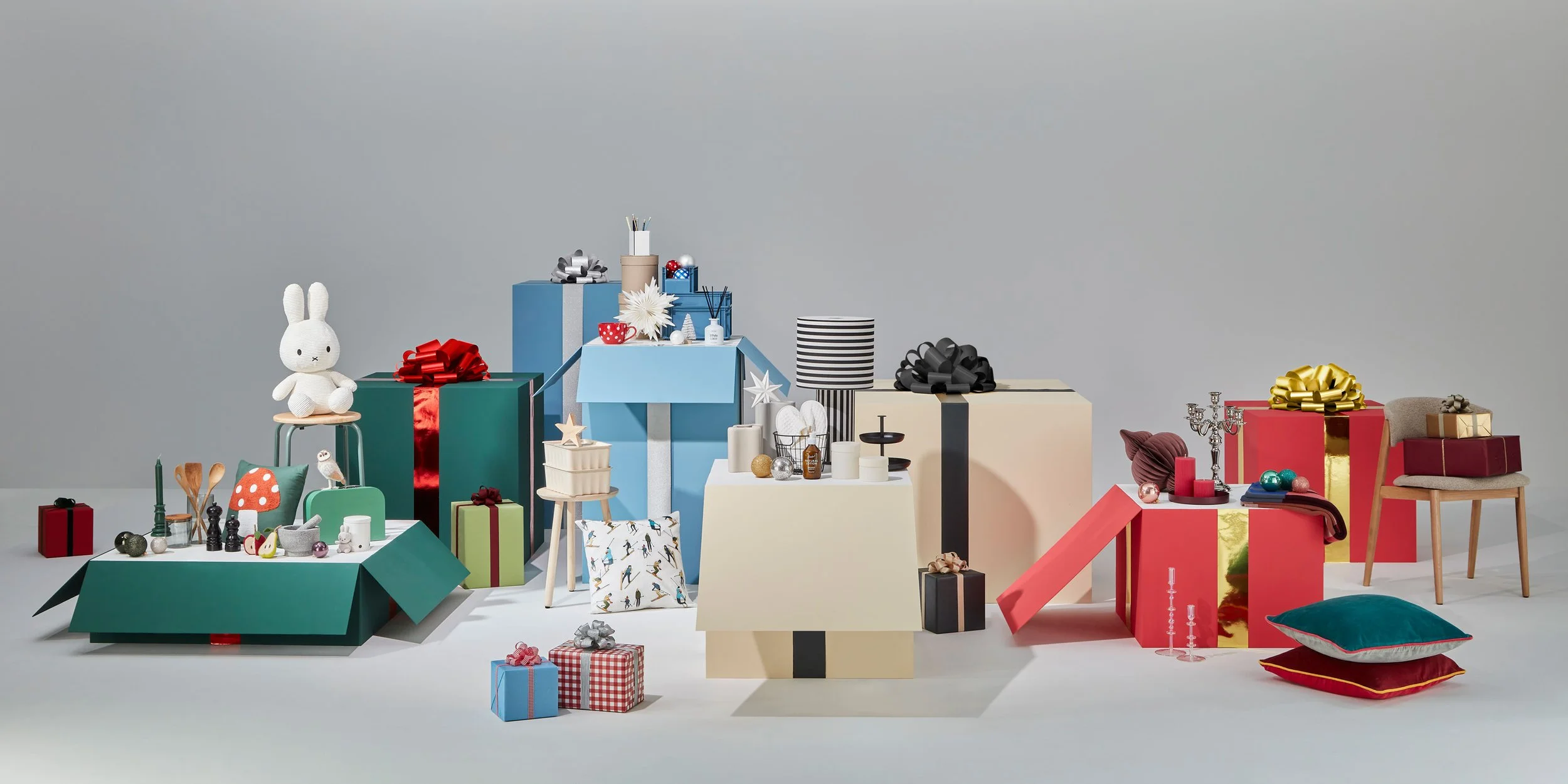 Ein Spiel von skalierten, übergrossen Paketen bildet die Basis des Konzepts. Fliegende Geschenke verleihen dem Aufritt eine Dynamik, sinnbildlich für das Auspacken der Geschenke.  