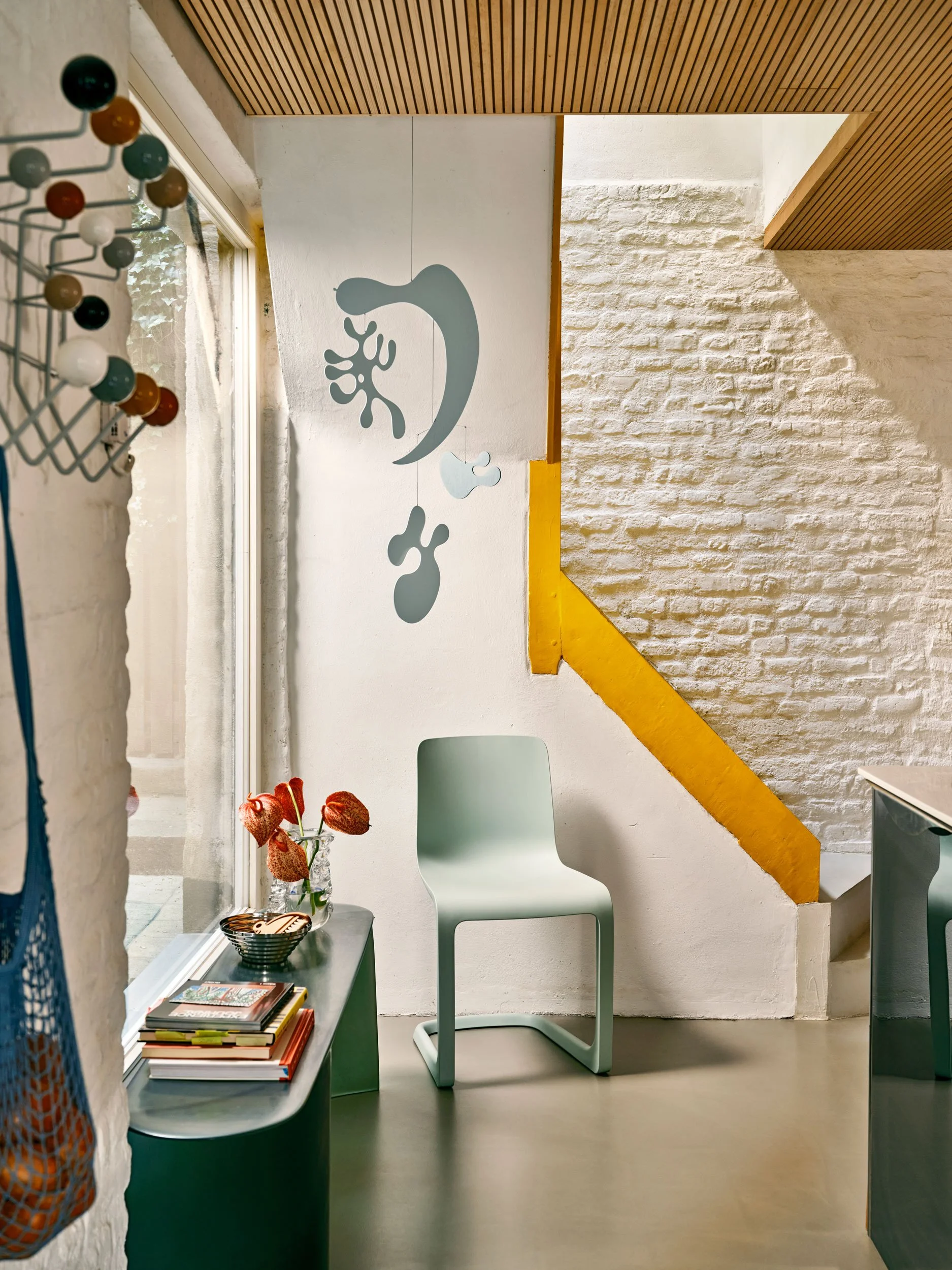 Der Künstler Lukas Cober und die Ärztin Vera Köller wohnen in Maastricht in einem ehemaligen Bergarbeiterhaus. Eames Mobile und Hang it all mit Mynt Stuhl in Ecke
