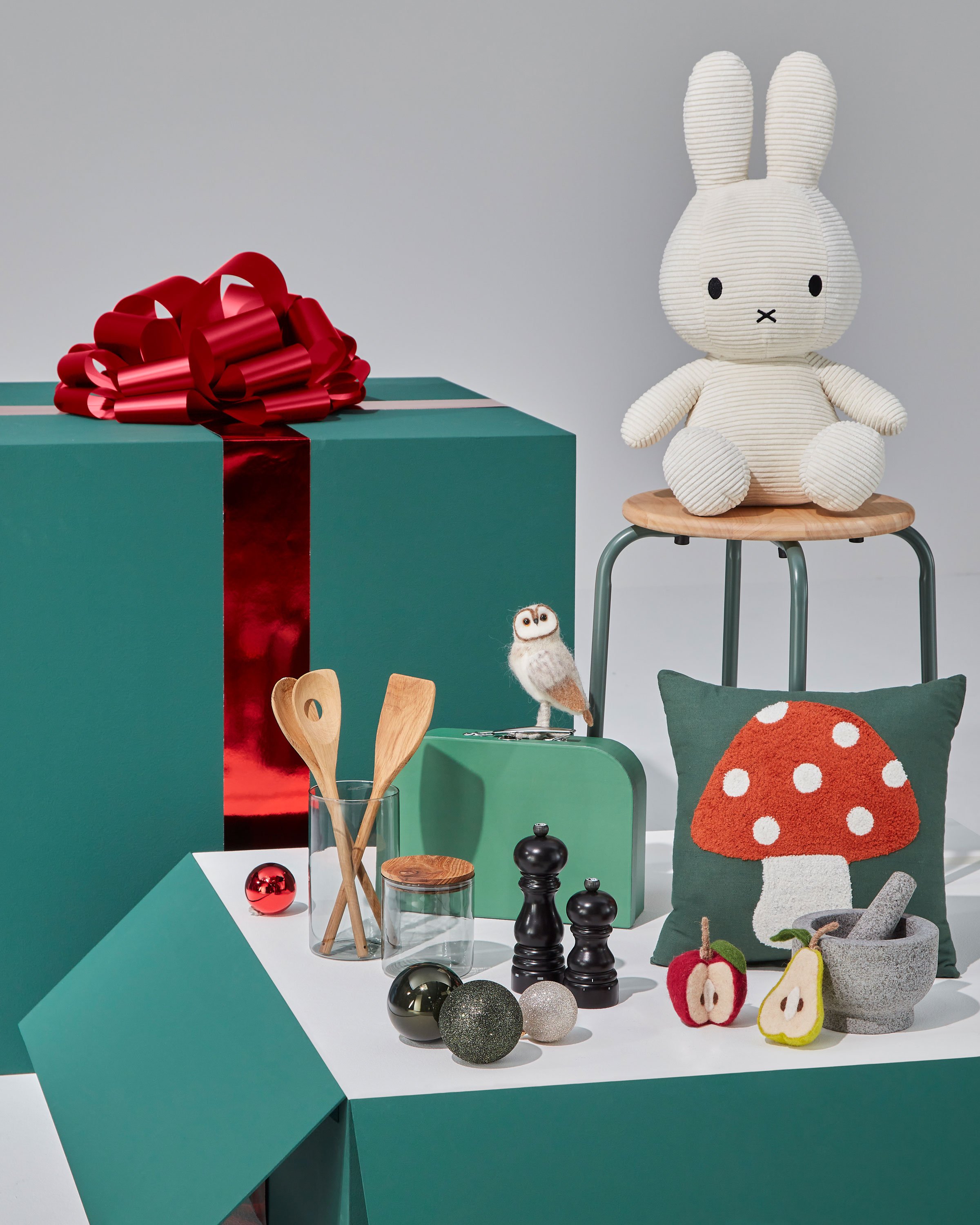 Ein Spiel von skalierten, übergrossen Paketen bildet die Basis des Konzepts. Fliegende Geschenke verleihen dem Aufritt eine Dynamik, sinnbildlich für das Auspacken der Geschenke.  Dunkelgrüne Pakete mit roter Schlaufe und Geschenkideen