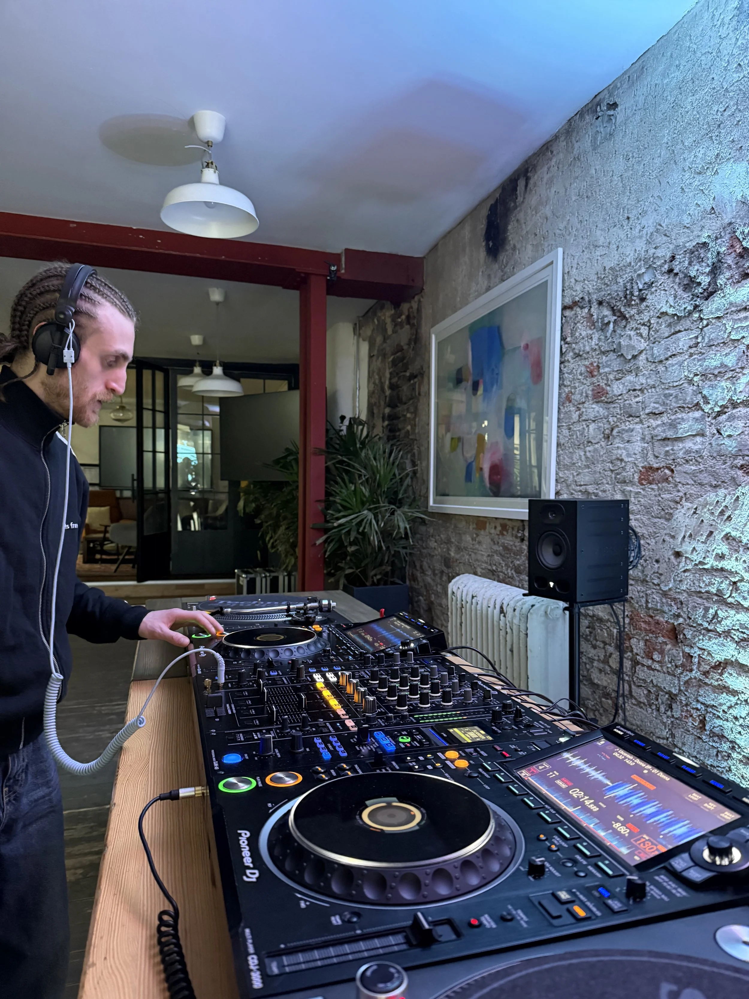 DJ.jpg