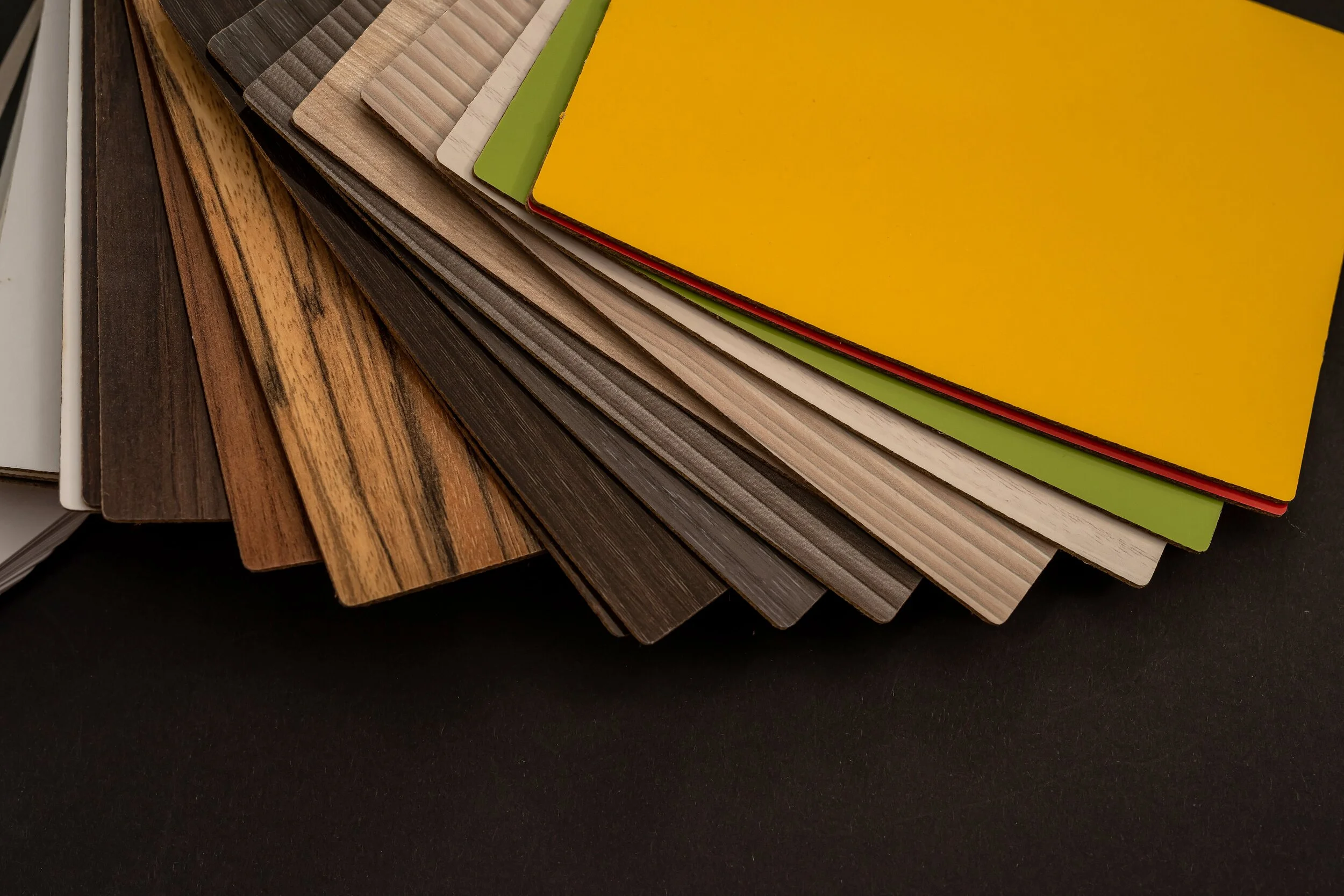 vinyl-samples-with-wooden-grain-texture-dark-background-min.jpg