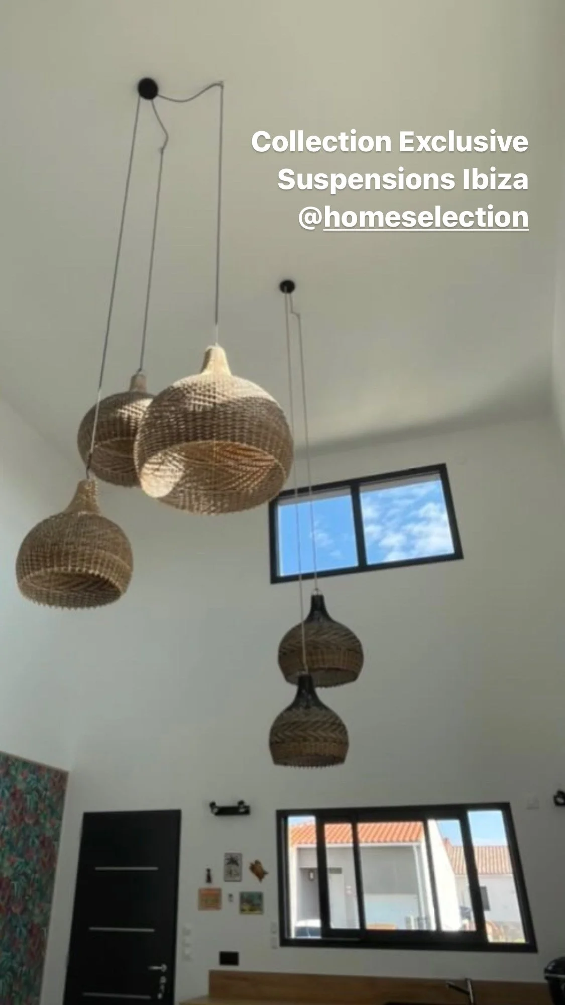 Plafond intérieur avec suspensions en osier de la collection Exclusive Ibiza, texte "Collection Exclusive Suspensions Ibiza @homeselection" affiché sur l'image.