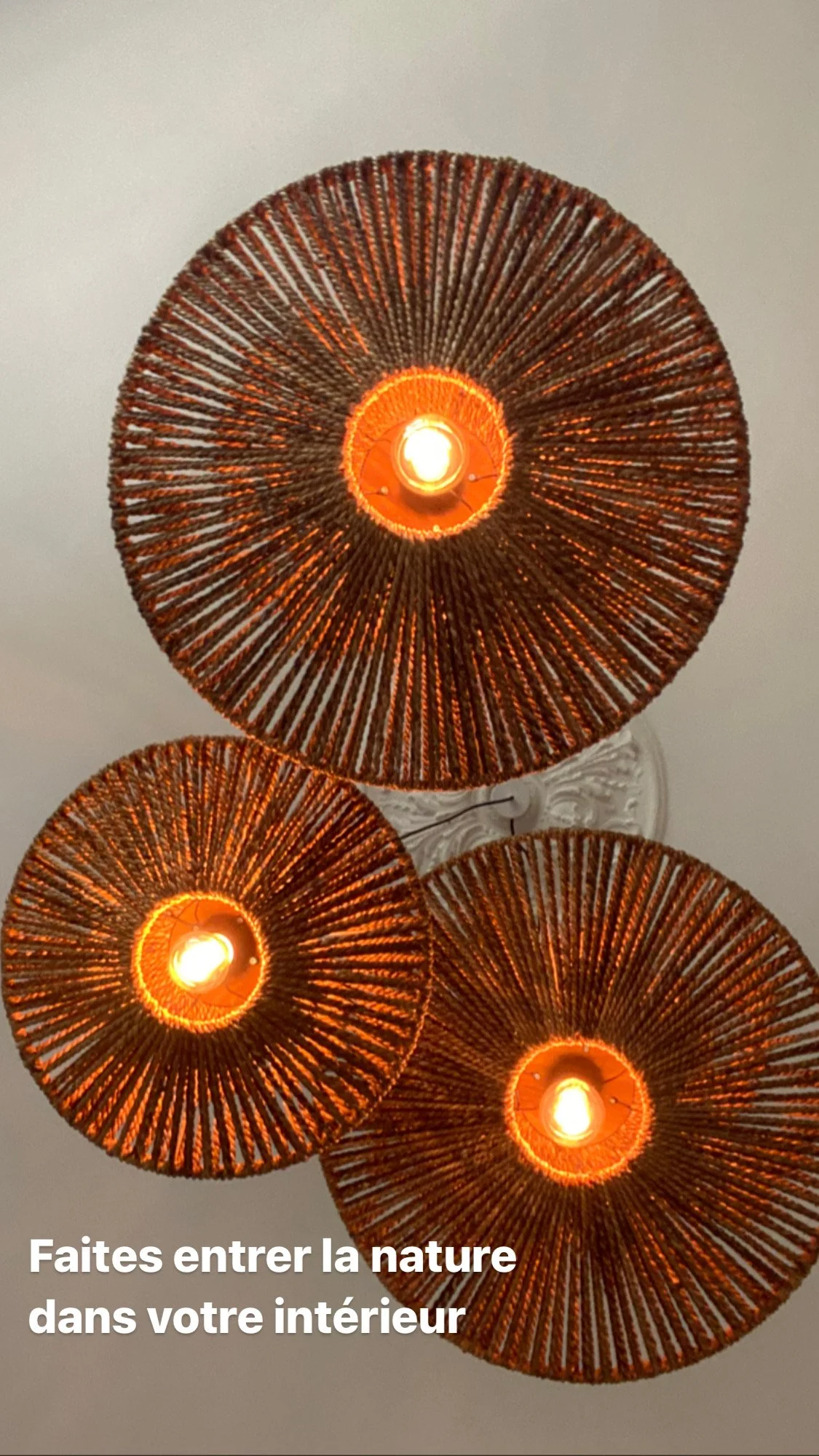 Trois lampes circulaires en fibre naturelle avec des ampoules allumées, texte "Faites entrer la nature dans votre intérieur".