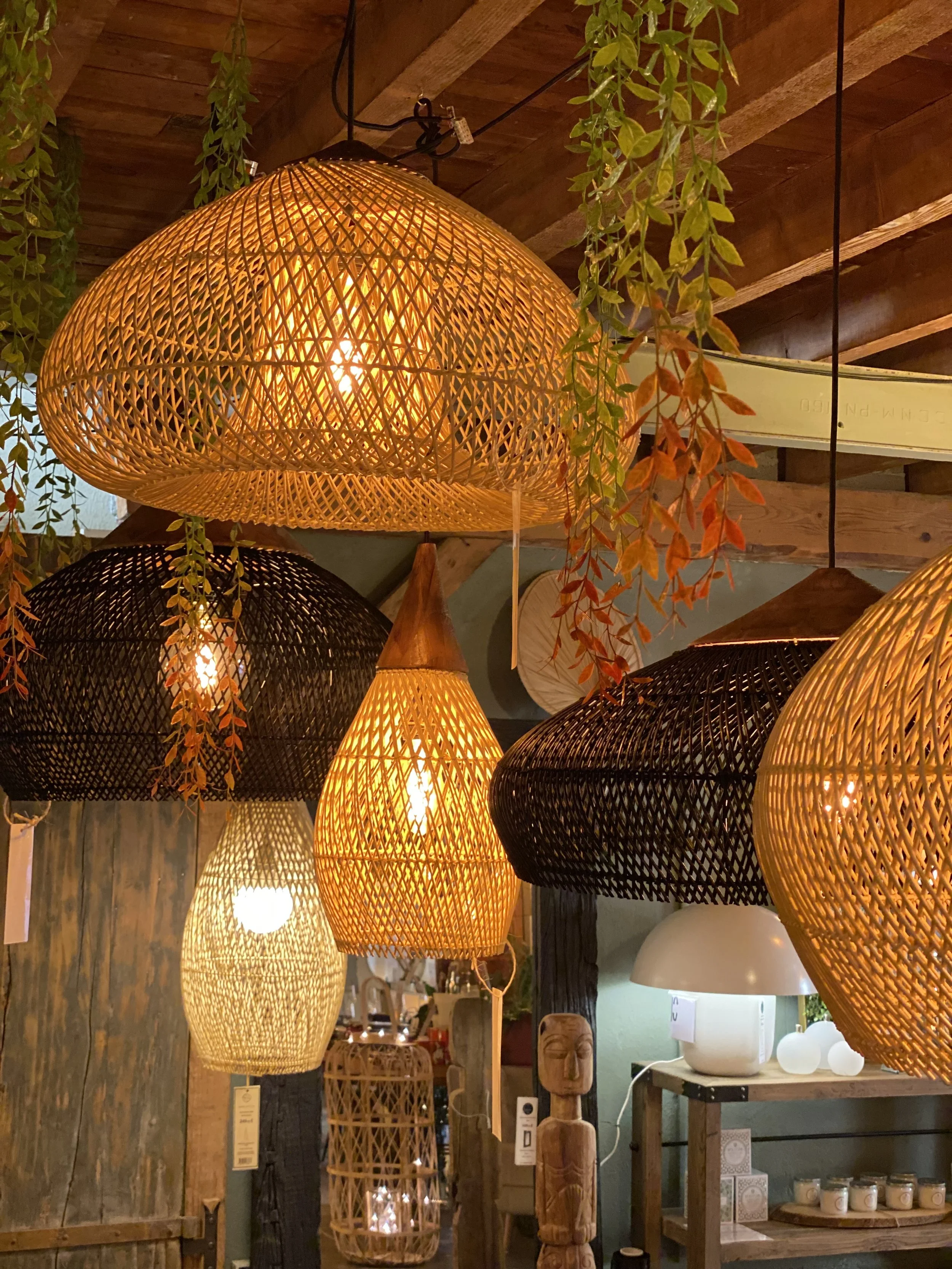 Suspensions en rotin lumineuses dans un intérieur décoratif.