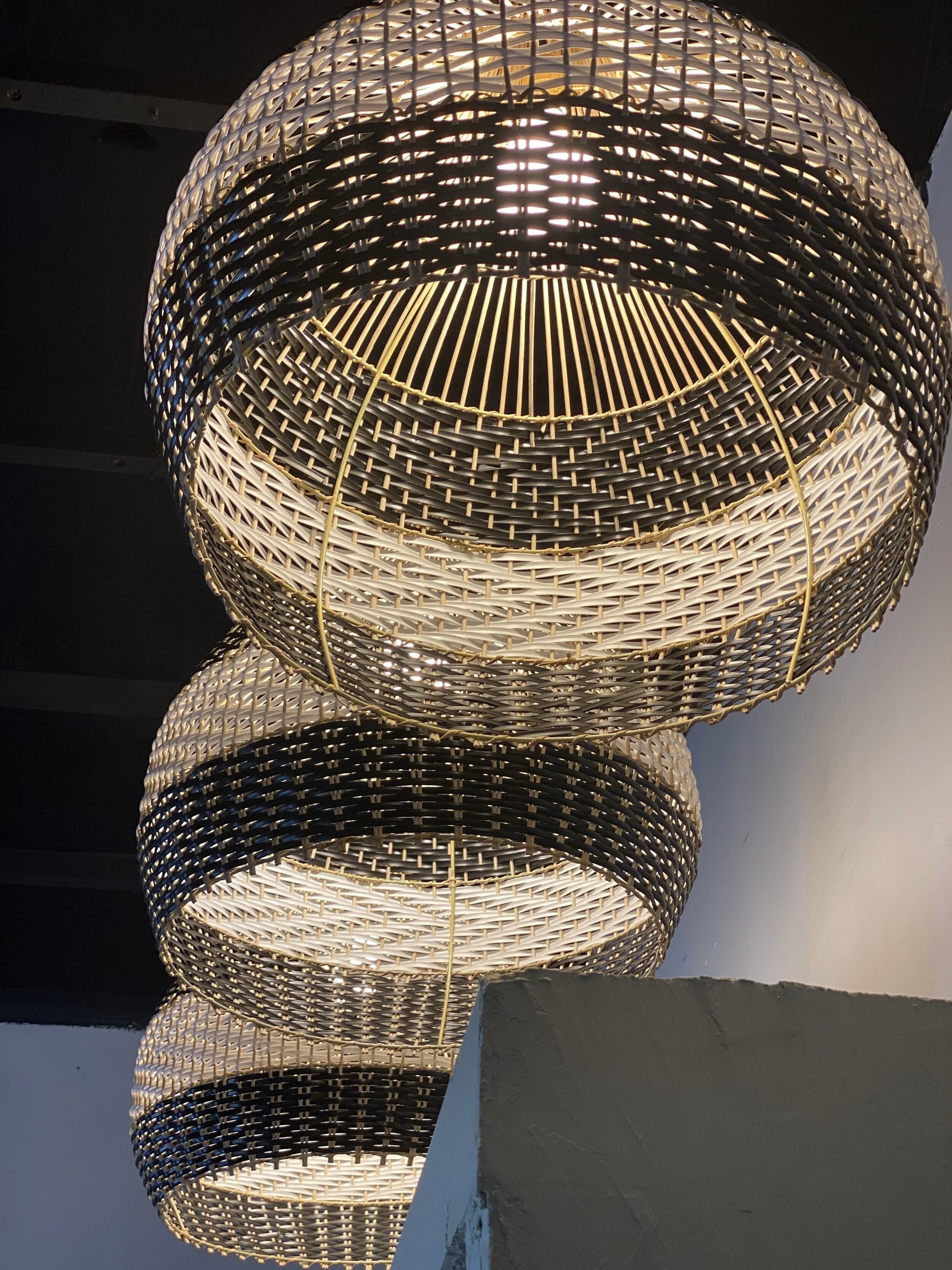 Suspensions en rotin tressé avec éclairage intégré.