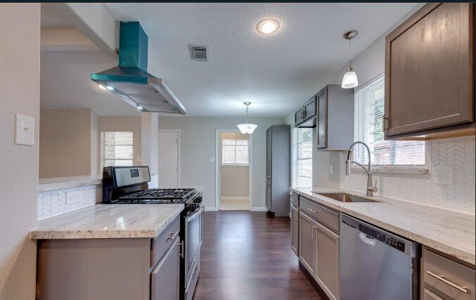 Kitchen++breakfast+area.jpg