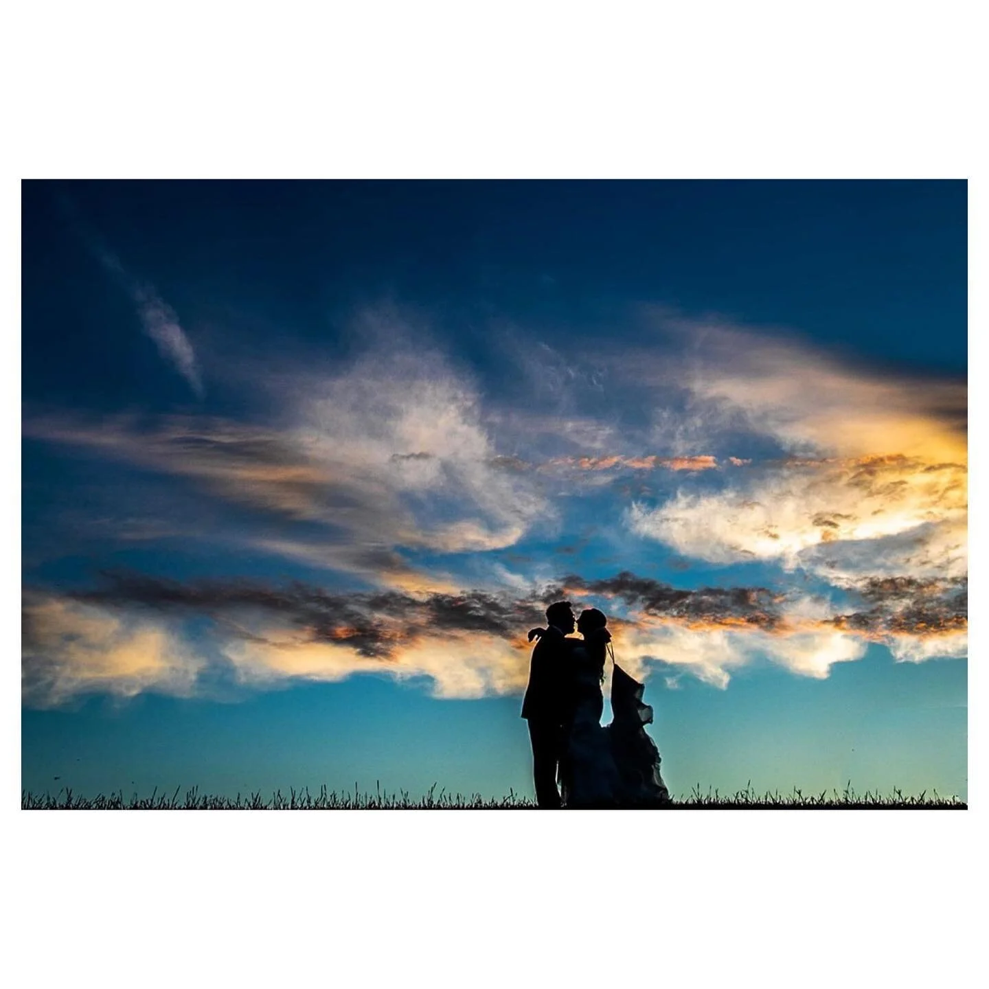 ☁️🟠✨ Hear me out-&gt; you might have to duck out during your dinner&hellip;., I said it! I mean I don&rsquo;t want to miss any wedding food either, but it will be there waiting for us with open arms. Sunset pictures take no time at all and you are g