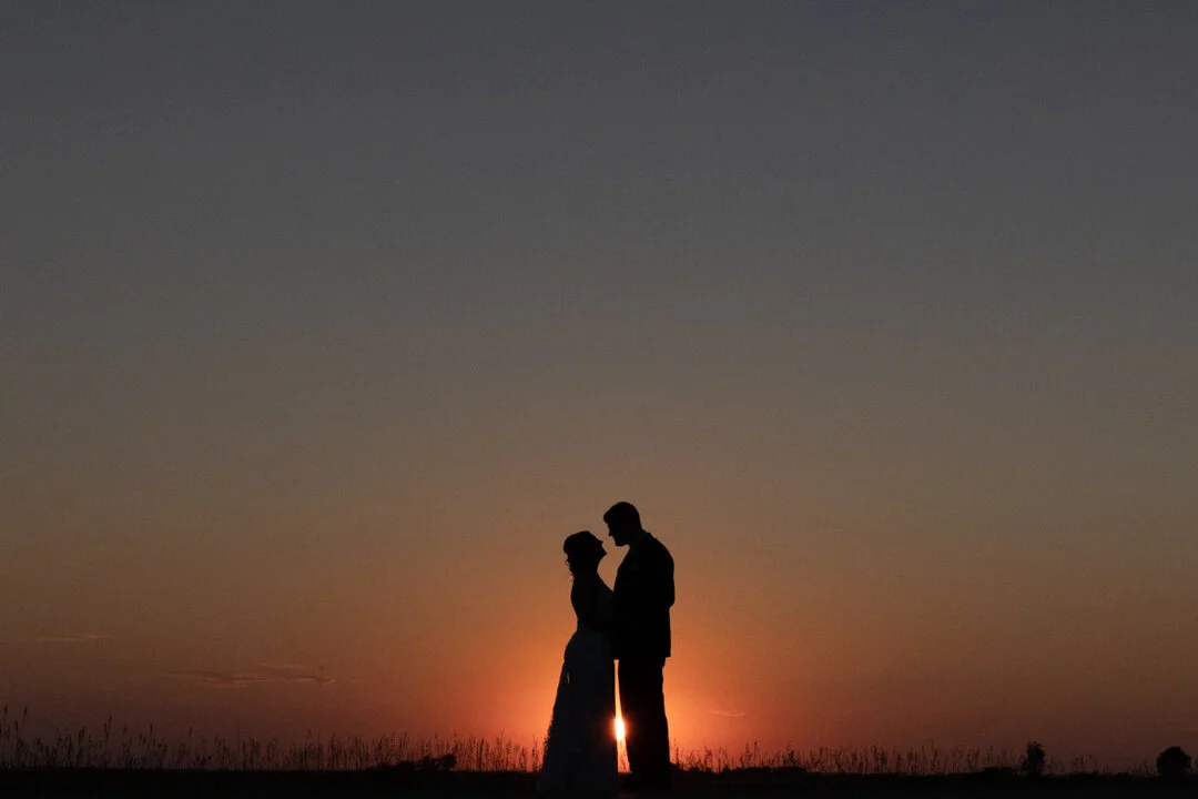 🐪 ☀️ we are halfway thought the week. Also, you should definitely make sure to catch the sun set at your wedding...Manitoba sure knows how to do it right!
.
.
.
.
.
.
#winnipeg #winnipegweddings #winnipegweddingvenue #winnipegweddingphotographer #ma