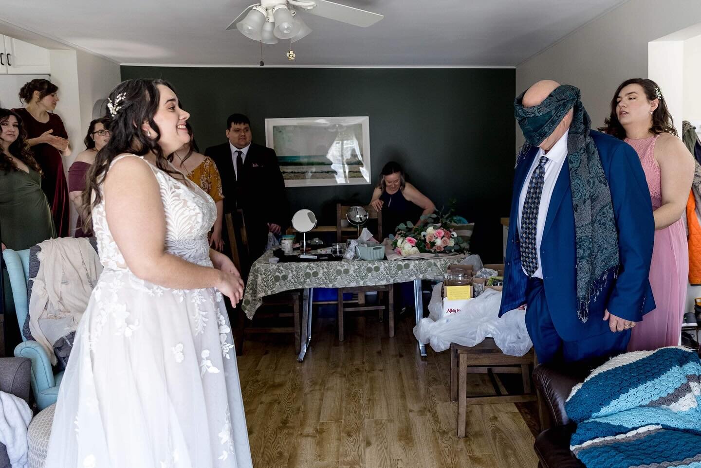 😶&zwj;🌫️ 🥰 When you do a father daughter first look, but you also live in Winnipeg 😂
#winnipeg #winnipegweddings #winnipegweddingvenue #winnipegweddingphotographer #manitobaphotography #manitobaweddings #exploremb #canada #canadianweddingphotogra