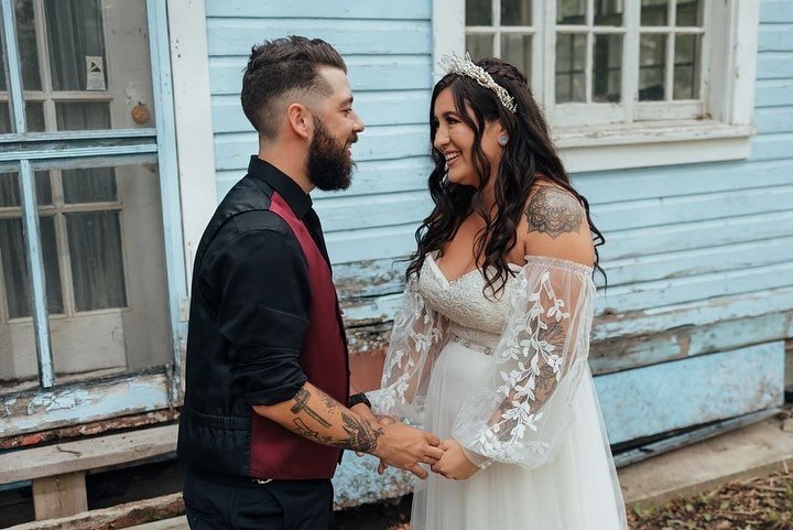 🖤 ✨ 🍾 Happy 1st Anniversary, time sure flys when you&rsquo;re having fun! 
#winnipeg #winnipegweddings #winnipegweddingvenue #winnipegweddingphotographer #manitobaphotography #manitobaweddings #exploremb #canada #canadianweddingphotographer #sunset