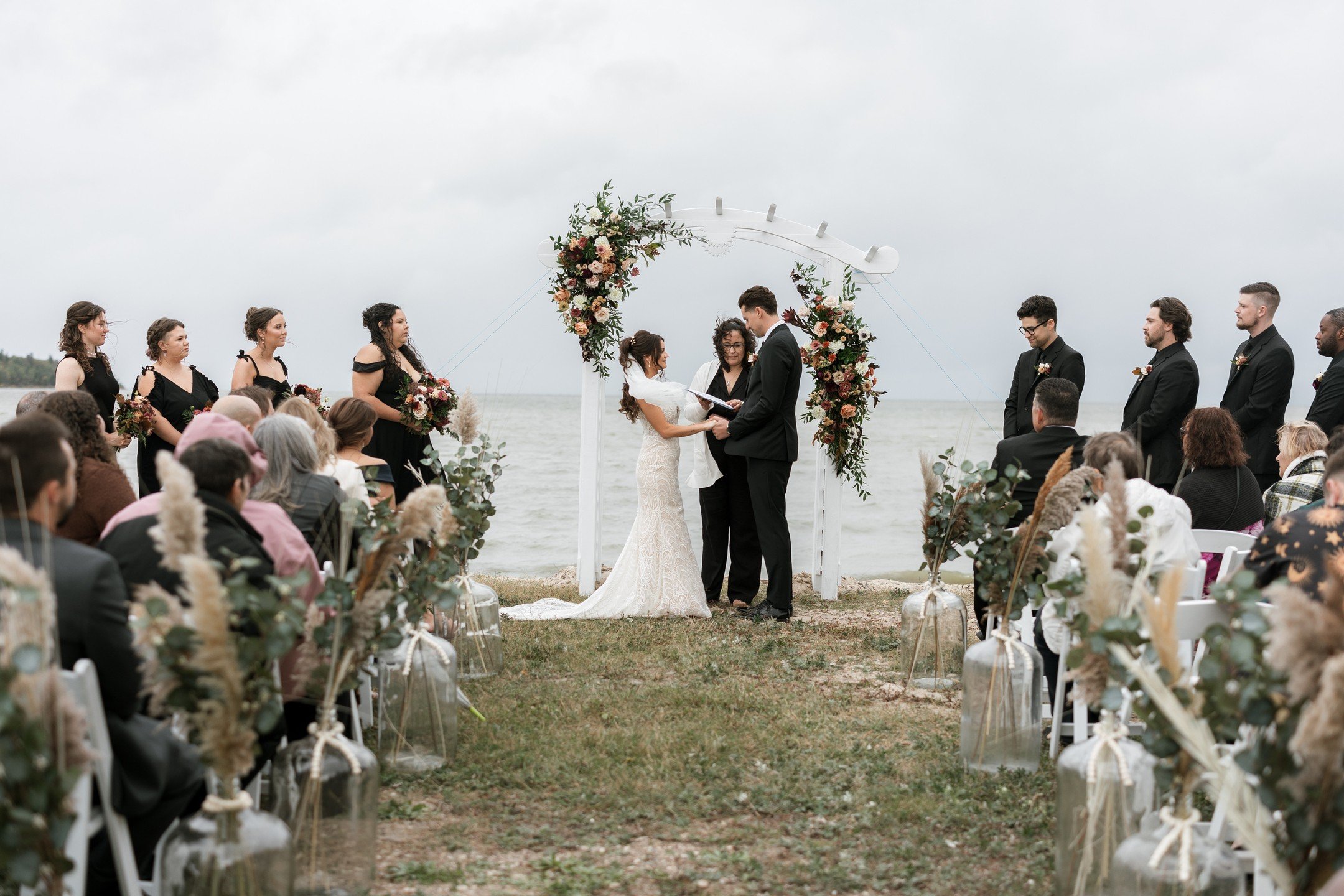 🤍 ☔ Sometime the forces above make the rain stop with jsut enough time for a beautiful ceremony. Congratulations, Emily &amp; Liam! Thank you for having me around on your special day!
#winnipeg #winnipegweddings #winnipegweddingvenue #winnipegweddin