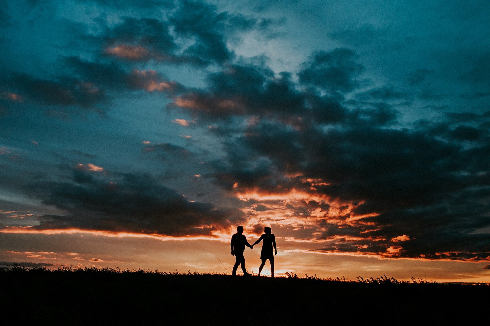 🌅 FRIENDS! It's officially sunset weather &amp; territory in Manitoba, aka the most wonderful time of the year. Cannot wait to chase them with you 🥰