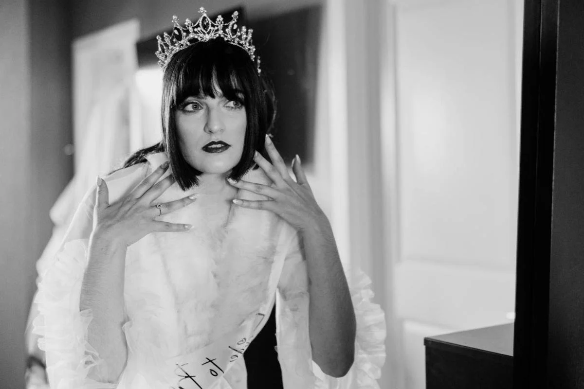 👑 🫧Thing I love at weddings include crowns (and not pictured, bubbles- so many of them!!). Thank you for making pictures fun!