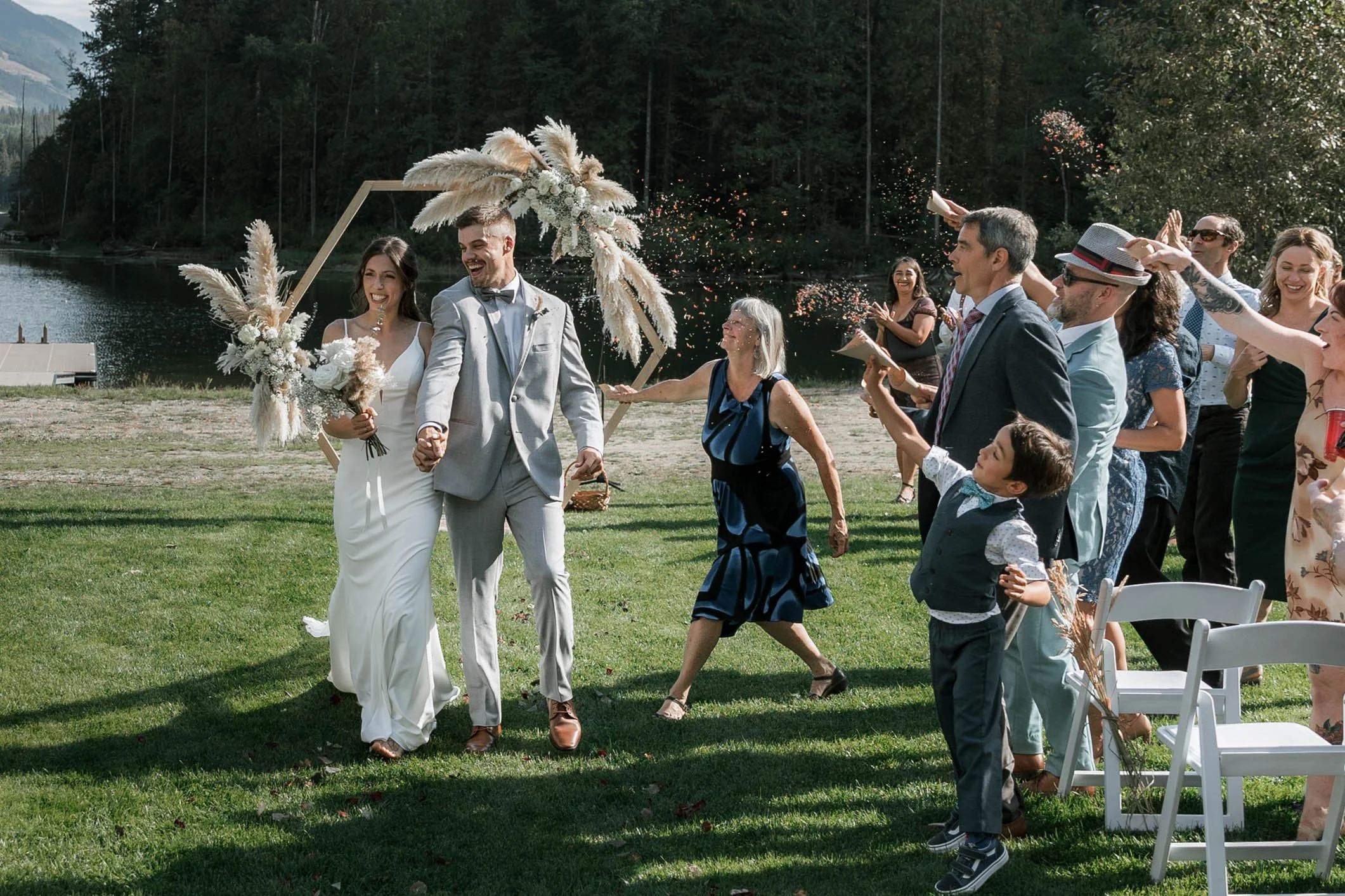 🙋&zwj;♀️ 🤸Throwing things at weddings... BIG FAN over here!! It keeps your heads looking up and smiling during the exit, and gives the guests something fun to do (and naturally smile. This makes the best ptotos!
