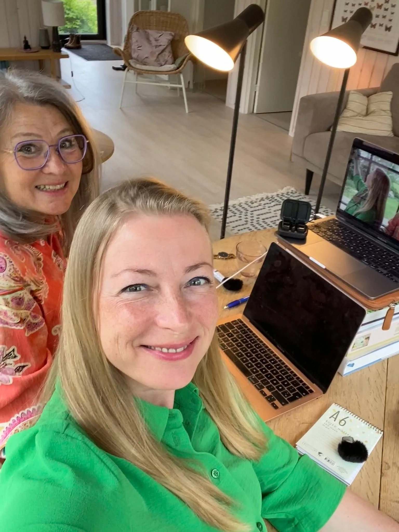 Vi har det sjovt med at optage vores nye LIVSGL&AElig;DE BOOTCAMP i vores intermistiske hjemmestudie i Helles sommerhus - et webinar i 3 dele med indsigter og greb til mere livsgl&aelig;de, som snart udkommer 😄