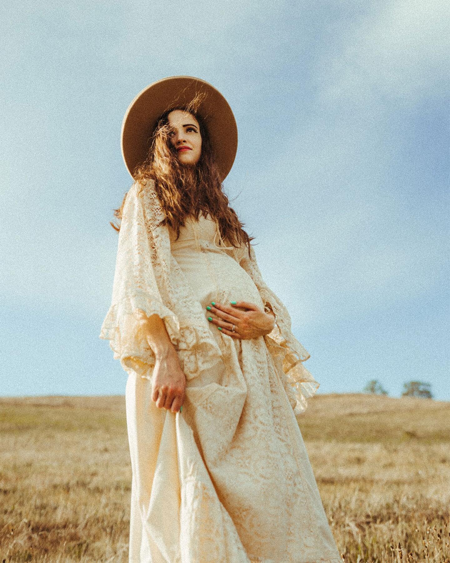 &ldquo;Let us live like wild flowers, wild and beautiful, drenched in sun.&rdquo;
-Sun kissed mamas + their beautiful baby bumps, exactlyyy what my own mama heart/soul neeeeeds, all the time! Can never get enough! Something special in the works for a