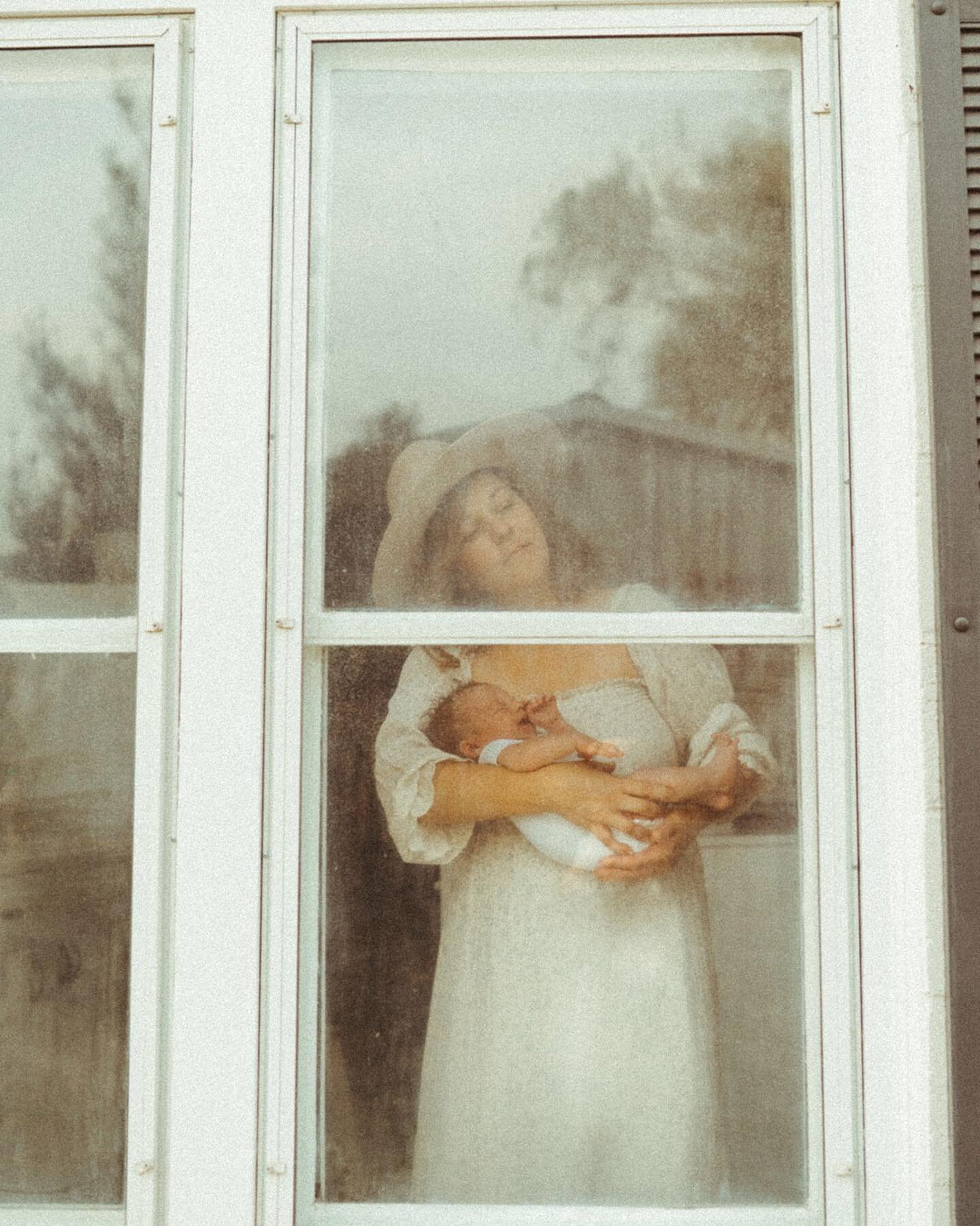 &ldquo;How could I have ever not known you.&rdquo;
-This beauty, in her sweet little country cottage with her beautiful baby boy and a husband who looks at her like the magic she really issss, it&rsquo;s what dreams are made of. Period.
.
.
#oregonne