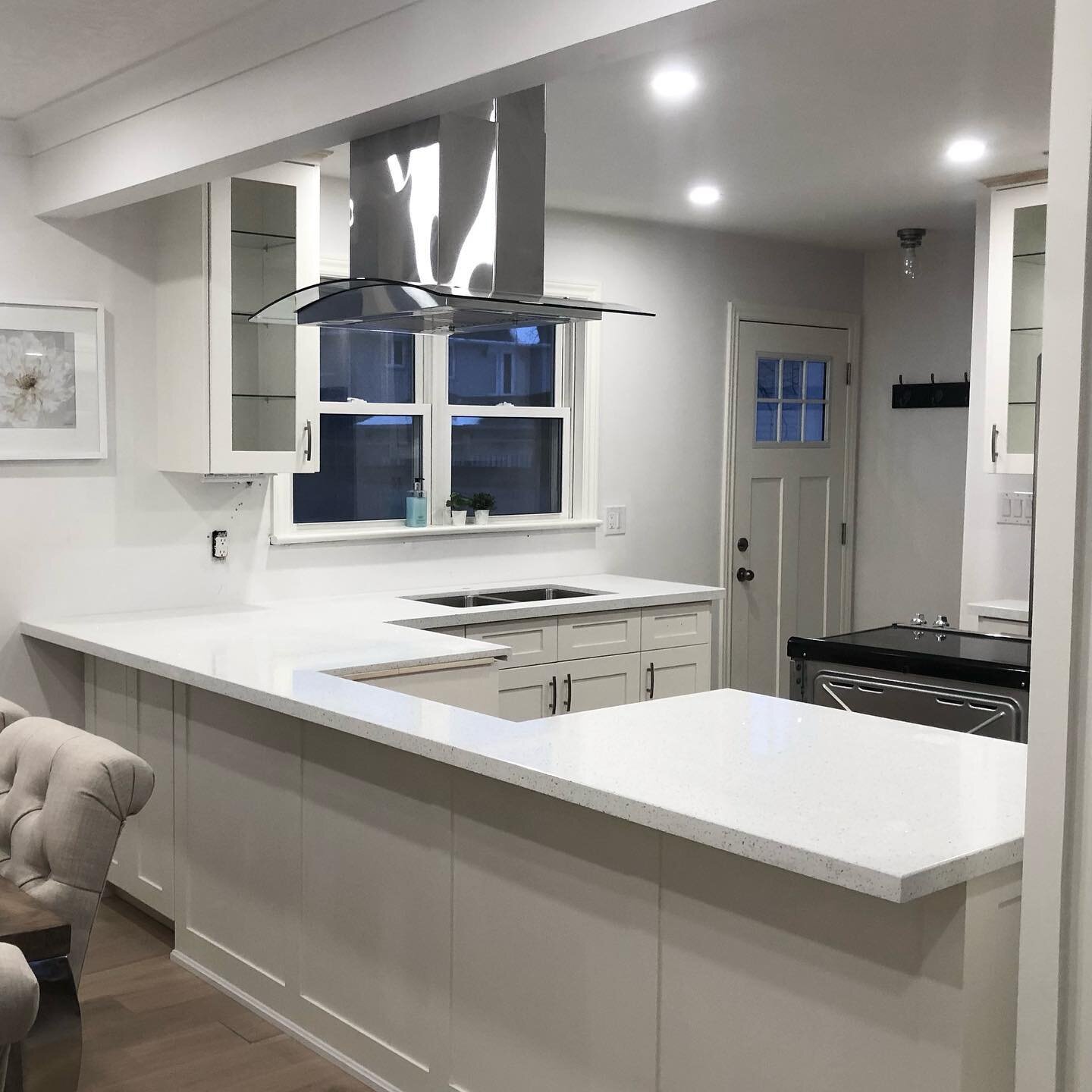 615 colour countertops #kitchencountertops #kitchendesign #kitchenremodel #kitchenreno #quartzcountertops #kitchensinks #kitchenfaucets #stoneslabs #whitekitchencabinets #yourspace #interiors #resalevalue #stoneycreek #brantford #niagara #toronto