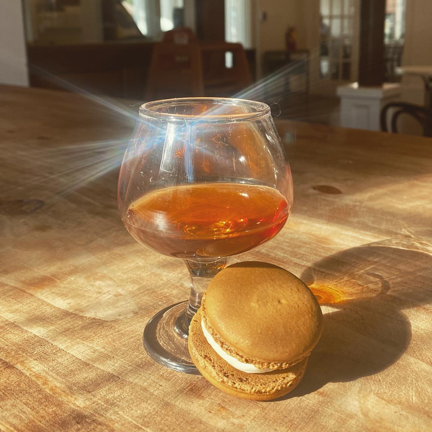 ✨CALLING ALL WHISKEY LOVERS✨
You do not want to miss out on the BOURBON MACARON

#whiskey #bourbon #Macaron #Frenchbaking #Frenchcafe #coffee #coffeeshop #baking #cocktails