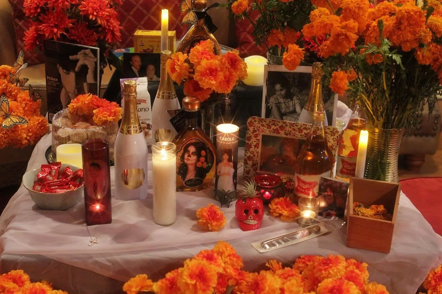 D&iacute;a de los Muertos ✨🕯️🍞 
#diadelosmuertos #november #d&iacute;ademuertos #ofrenda #celebrando #ciclo #delavida #ofrendademuertos #flordemuerto #cocktails #lasflores 
#aracelimarigoldliqueur #araceli #marigold #marigoldliqueur #mariposa #cemp