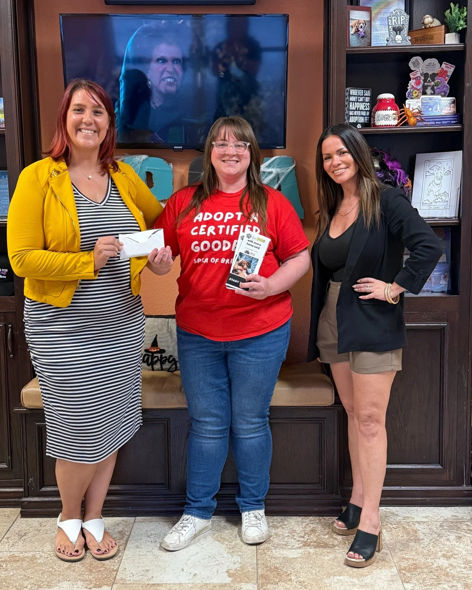 A big thank you to Alicia and Jennifer from Keller Williams Realty Brevard for donating $686 from their Wag-o-Ween benefit earlier this month! ❤

They are also coving adoption fees for their buyers and sellers through their Free Dog with Every Home S