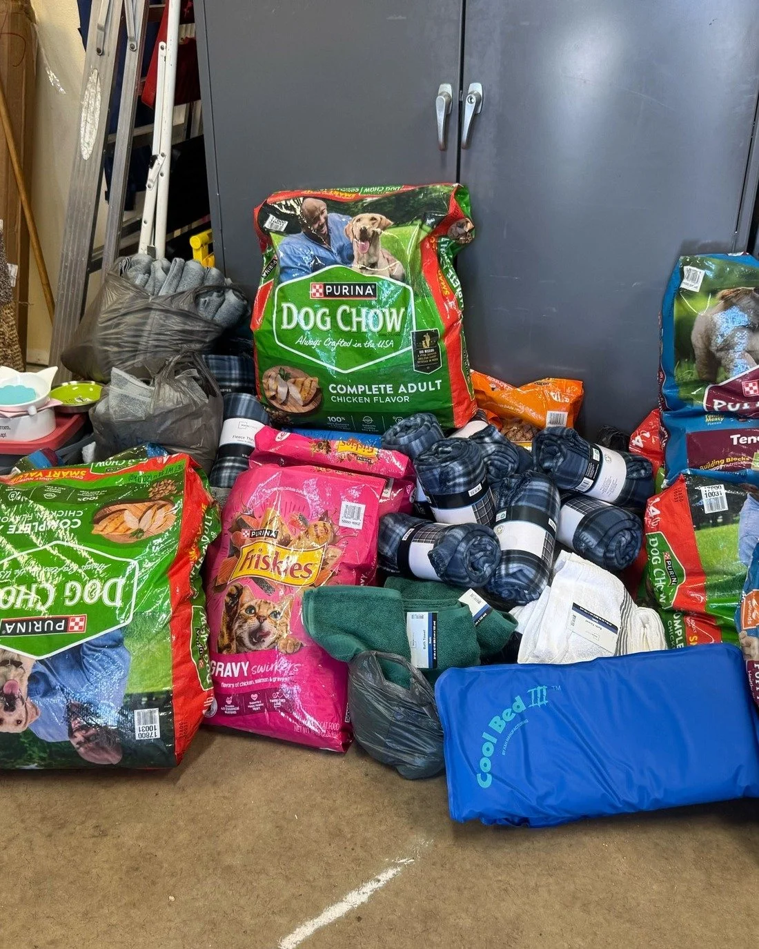 We are feeling extra grateful today ❤

A huge thank you to Liane for generously donating a large amount of food for our Community Pet Food Pantry, along with other much-needed pet supplies. Thank you as well to @dogtopiaviera for collecting Pet Angel