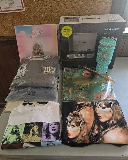 ATTENTION SWIFTIES! 😻

Are you ready to enter your Great Catsby Era by bidding on the Taylor Swift bundle kindly donated by our friends at 107.1 A1A and 102.7 The HitKicker? This bundle includes and Eras Tour tee &amp; Life of a Showgirl tee (both s