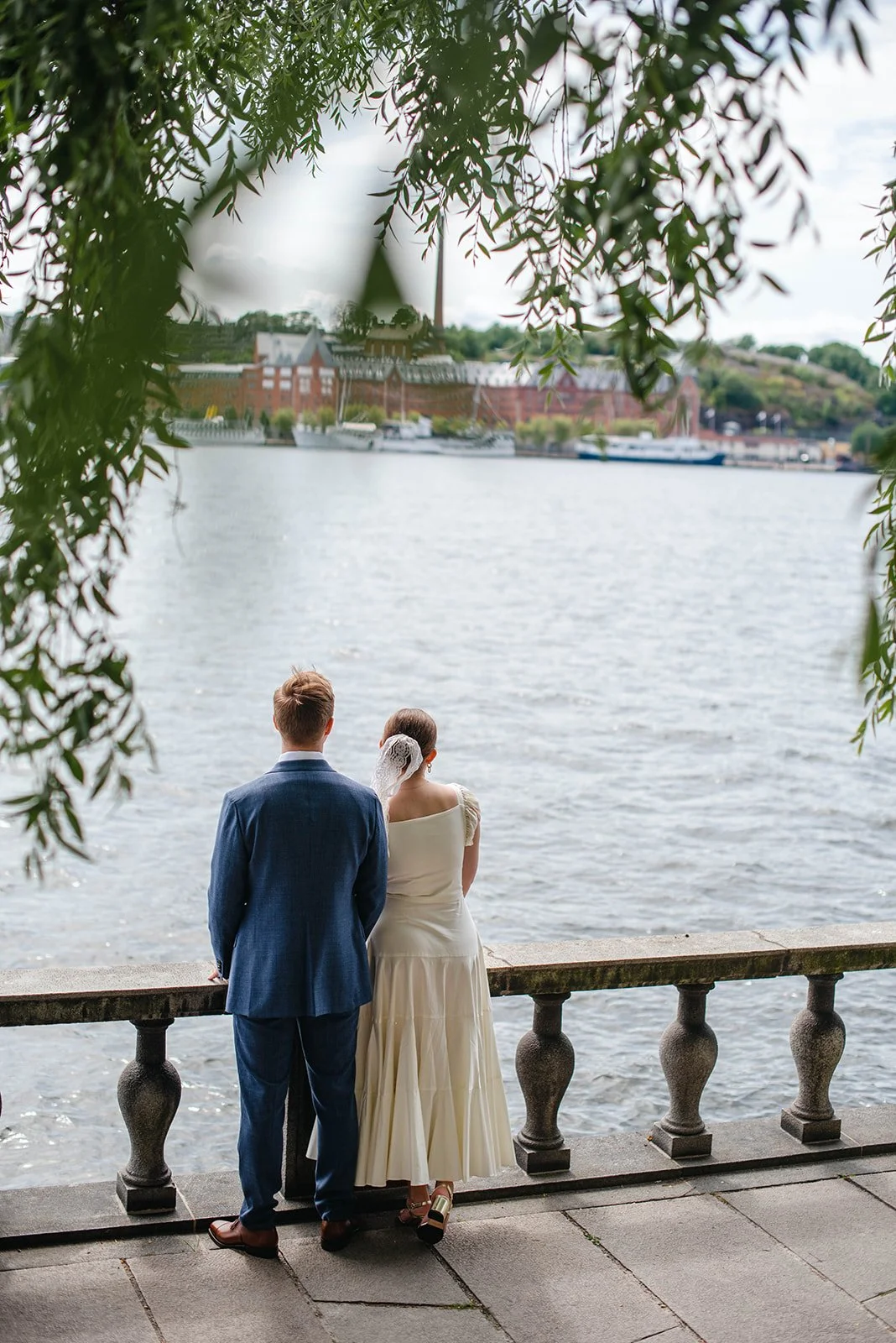 Brudpar på porträttfotografering efter vigsel i stadshuset.