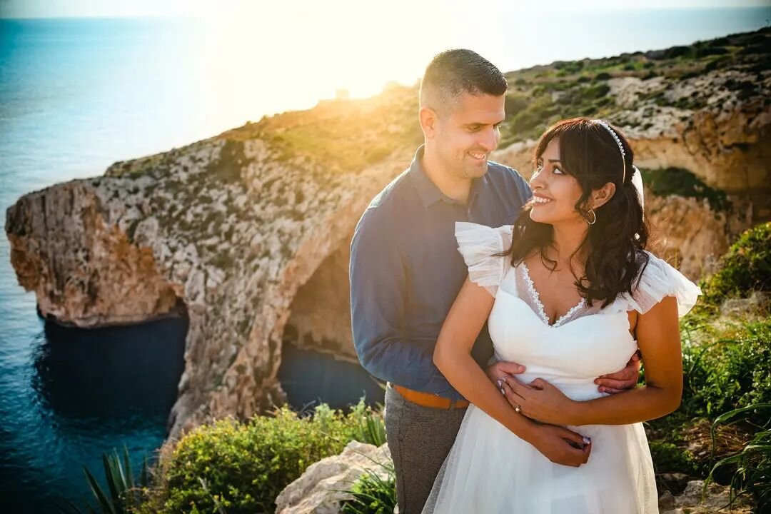 S&aring; kul att f&aring; fota i nya milj&ouml;er och klimat 😍
Det h&auml;r paret gifte sig f&ouml;rra &aring;ret men ville ta nya br&ouml;llopsbilder, s&aring; vi &aring;kte ut till Blue Grotto och fotade vid klipporna ✨🌈

#caves #br&ouml;llop2023