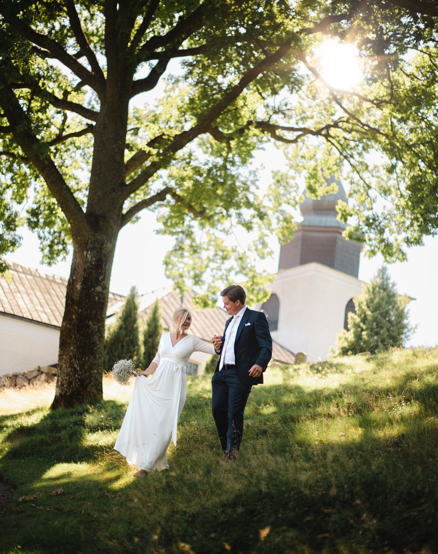 Bara jag som h&ouml;r barfotavisan i huvudet n&auml;r jag ser den h&auml;r h&auml;rliga bilden? 🦋
&quot;Barfota utan strumpor och skor, ska jag vandra med dig...&quot;. 
&Auml;lskar barfota bilder, jag r&ouml;star f&ouml;r mer s&aring;nt n&auml;sta 