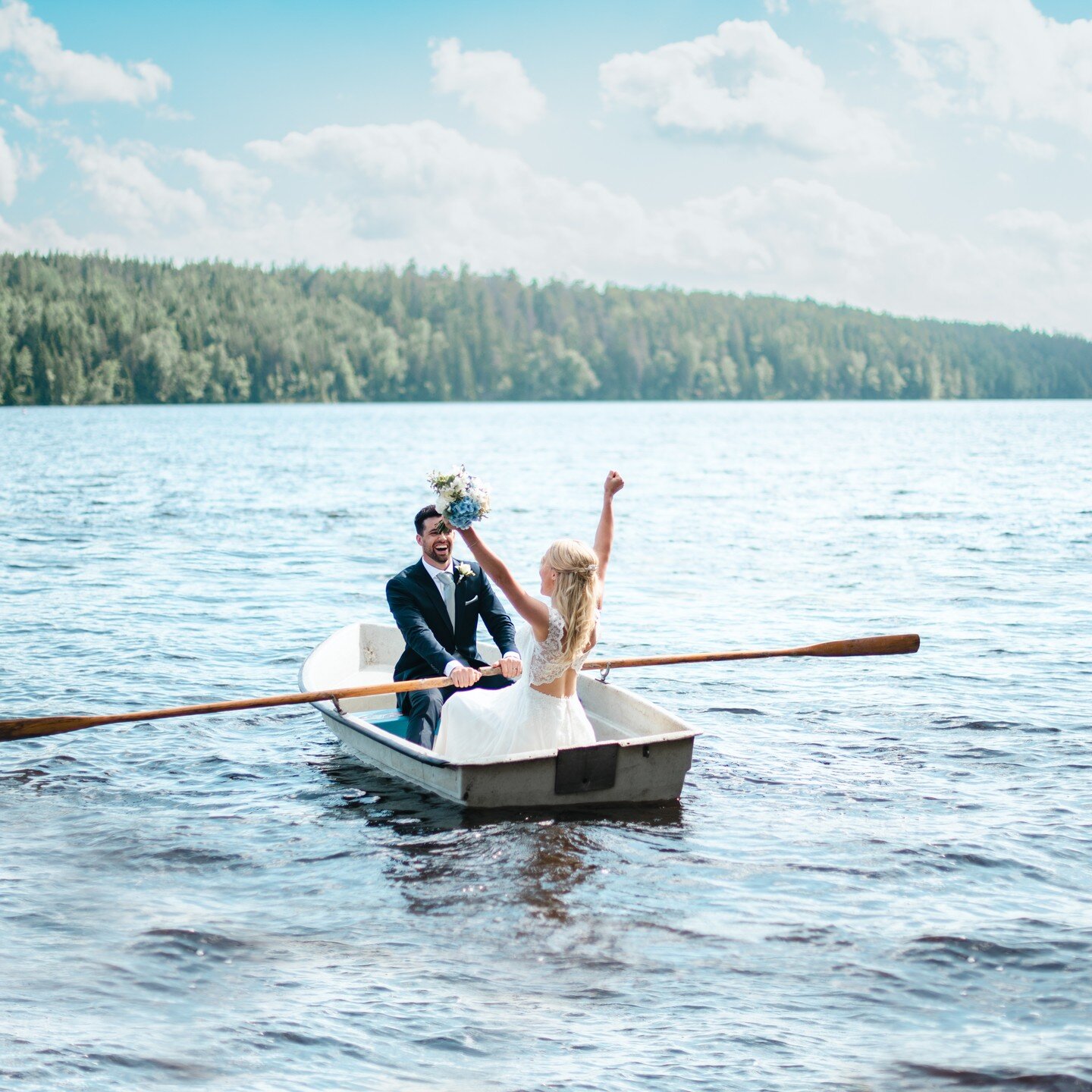 Mitt magiskt fina par Magdalena &amp; Jonatan som gifte sig p&aring; @lidafriluftsgard i somras! 😍
Minns v&aring;r f&ouml;rsta zoom tr&auml;ff d&auml;r Jonatan n&auml;mnde att de hade en b&aring;t som de kanske ville ha med i bilderna. Jag pushade v