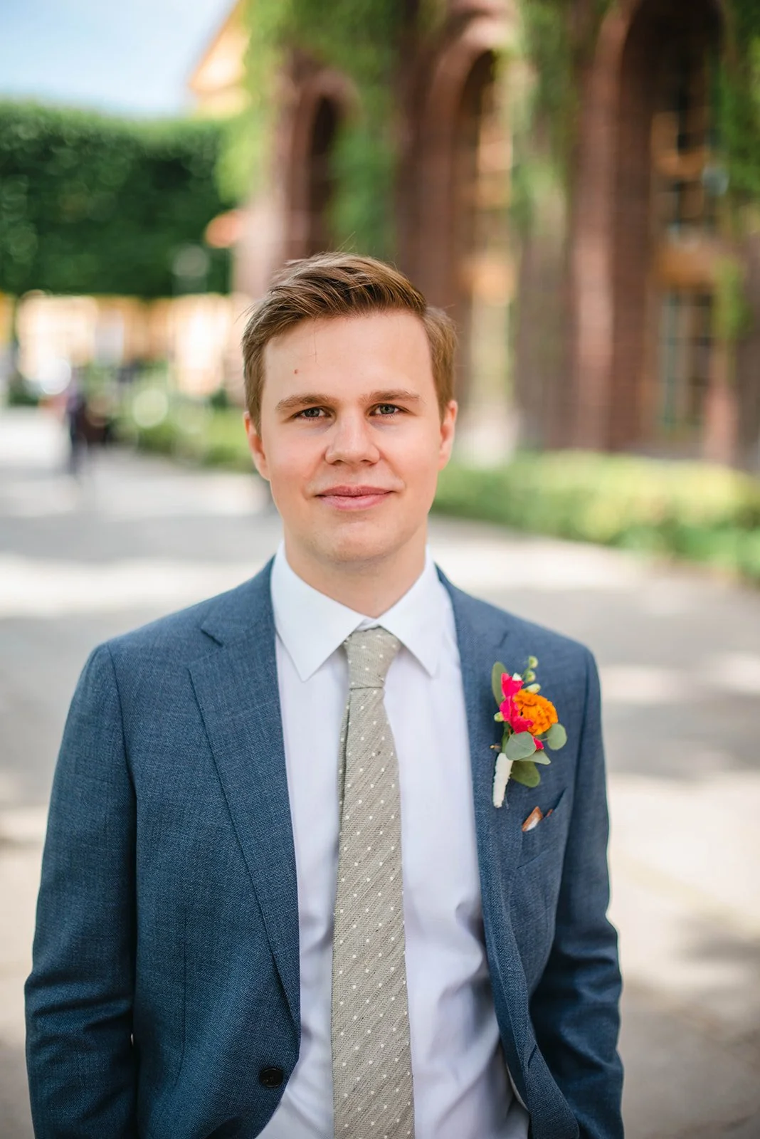 Ung man i kostym med blommor på kavajen från Vigsel i Stockholms Stadshus

