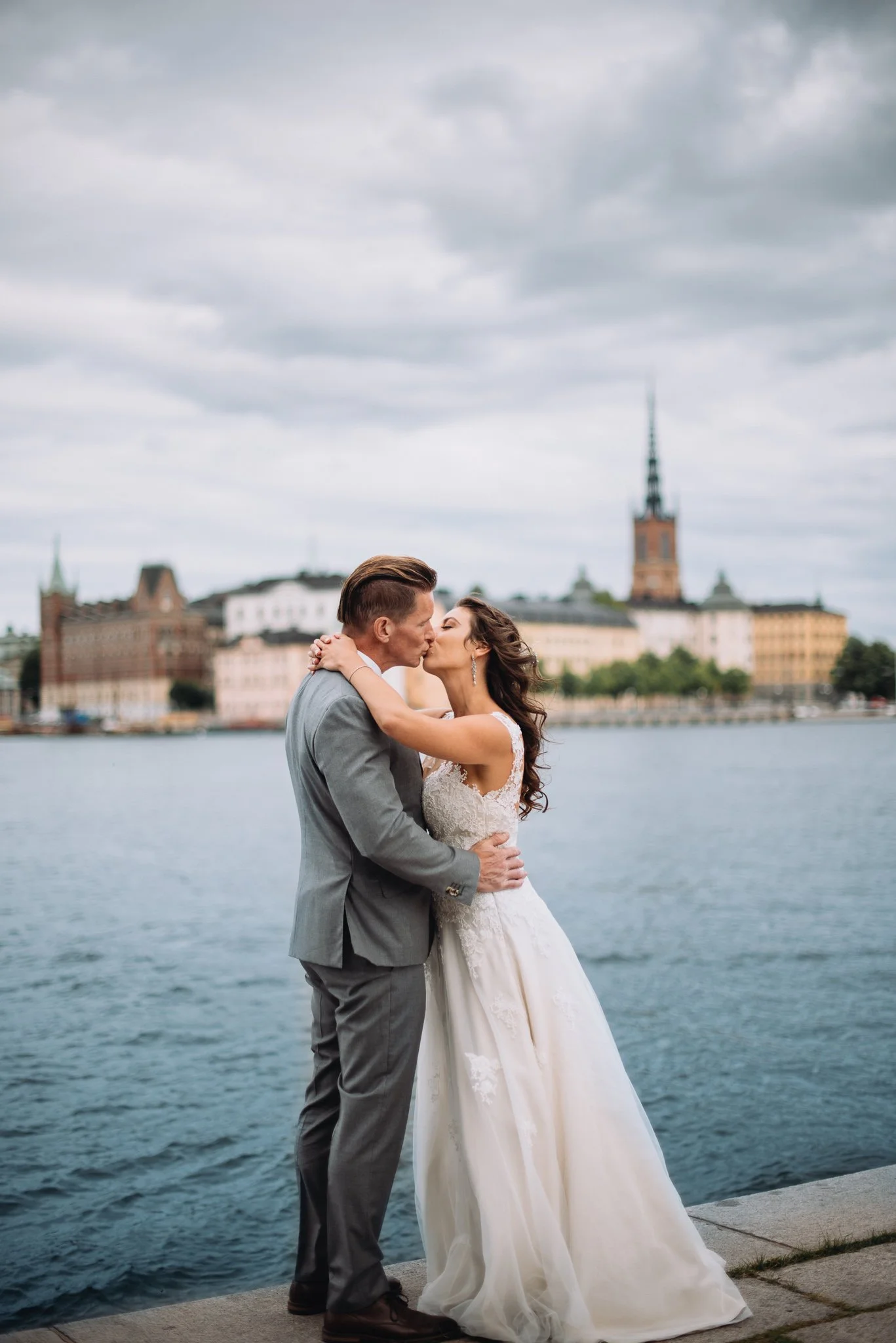 Brudpar efter vigsel i Stockholms stadshus vid vattnet till Nybrokajen