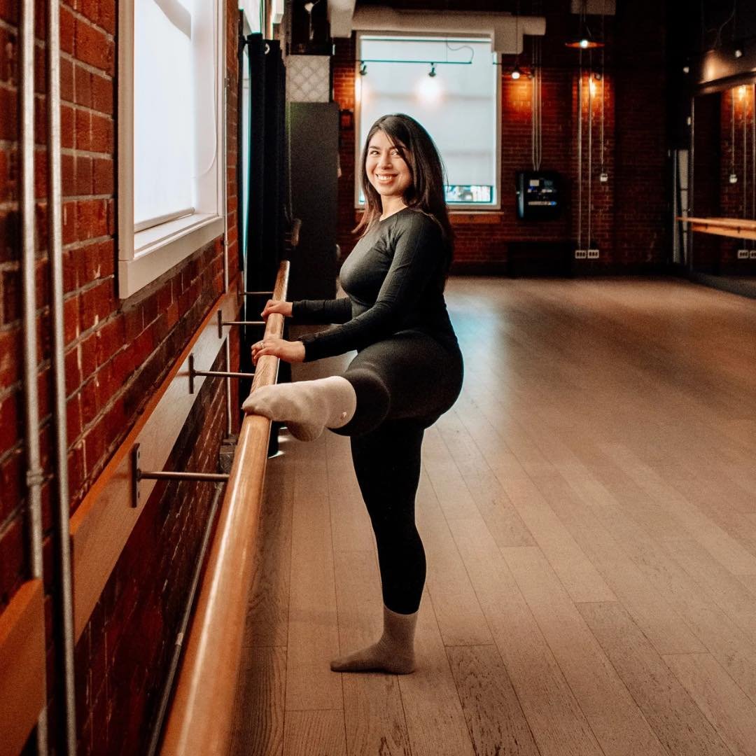 Who loves starting their Sunday with Eman&rsquo;s Move Core Stretch? 🙋&zwj;♀️

DM us with any questions. We can&rsquo;t wait to 𝗠𝗼𝘃𝗲 with you!

📸 by @ourlifeandtimes
.
.
.
.
#calgarybarreclasses #yycbarreclasses #yycbarrestudio #calgarybarrecla