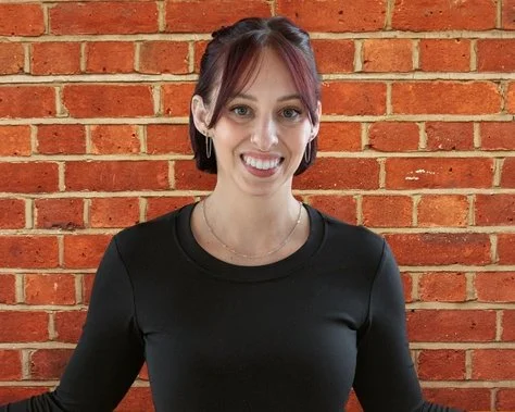 Headshot of barre instructor Caity.