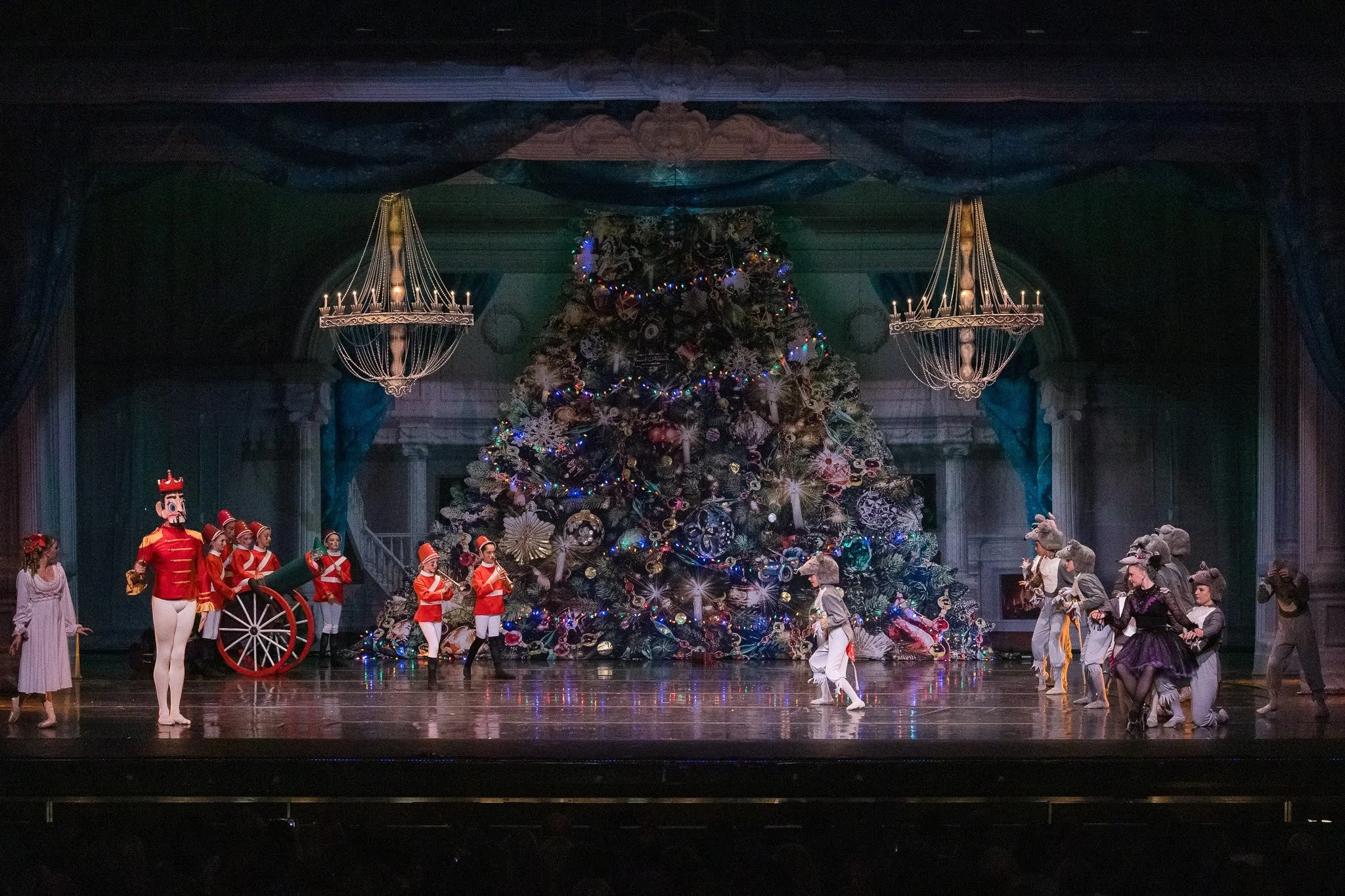 ⚔️ 4 Days Until The Nutcracker! 🐭

Today we spotlight the thrilling Battle Scene, where Clara&rsquo;s Nutcracker leads the toy soldiers into an epic fight against the Rat Queen and her mischievous rats.
It&rsquo;s dramatic, fun, and full of action, 