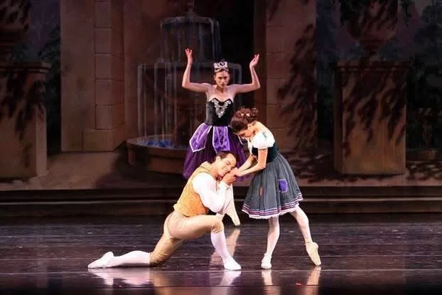 Snow White is just 4 DAYS away ✨4️⃣✨

That means the clock is ticking to choose the best seats! You won&rsquo;t want to miss the fairytale magic, beauty, and humor of Snow White and the Seven Dwarfs - it&rsquo;s the perfect escape for friends and fam