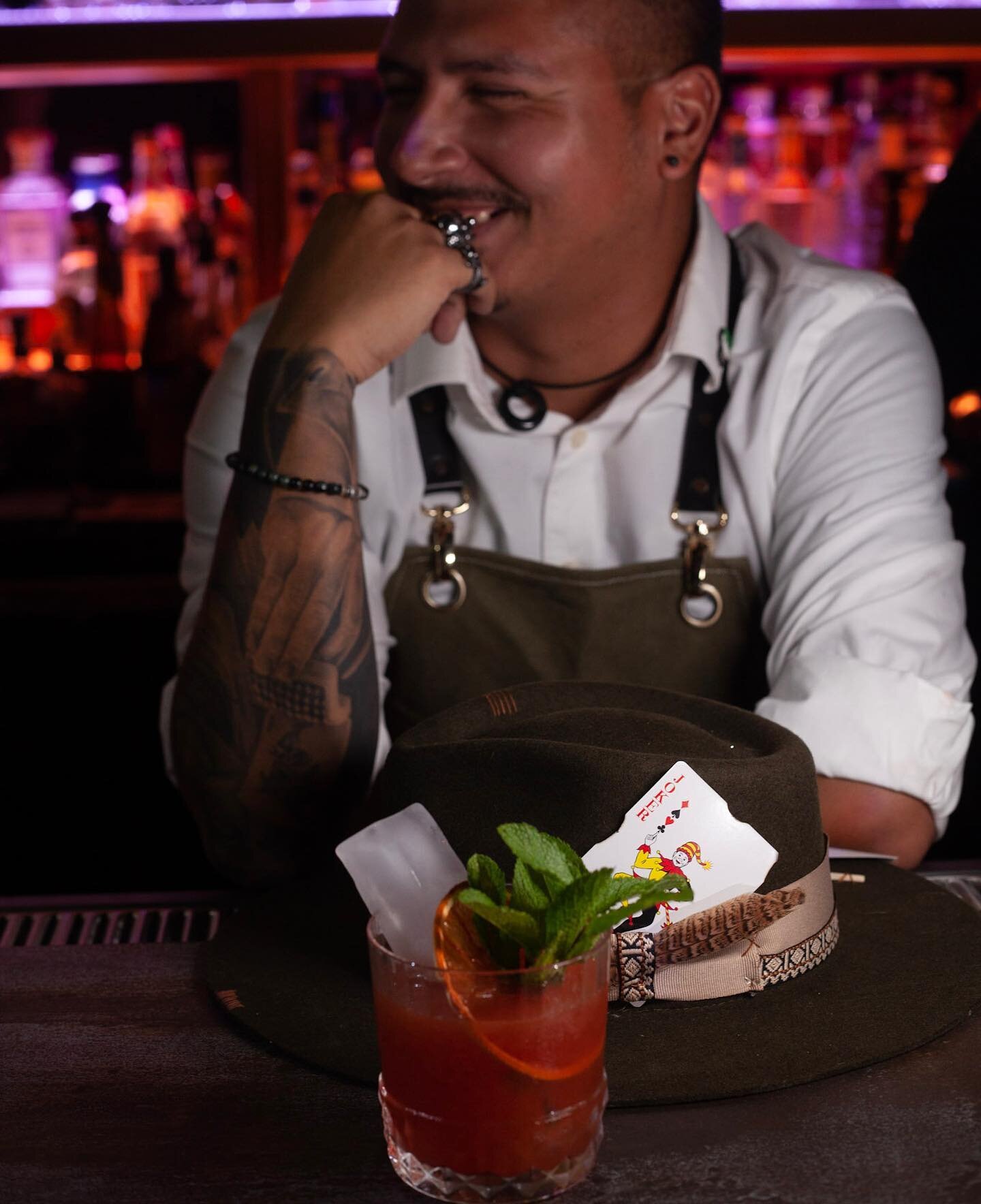 Always a good time behind the bar&hellip;
Come and try our new concept. 
.
Photo by @karbannation 
Location: @yolanda.mezcaleria 
.
.
#jokerbartender #bestintheworldatwhatido #Style #Lifestyle #bestcocktails #barartist #drinkingnight #drinkstagram #f
