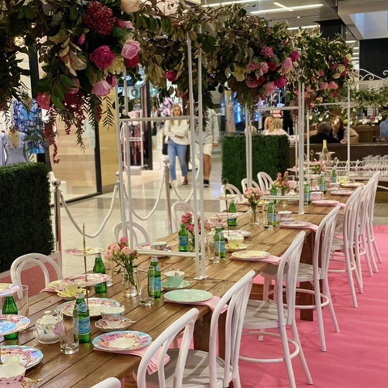 We are dreaming of our magical High Tea set up 😍💐🧁#freshblooms #roses #regprom #royaldoulton #royaldoultonmirandakerr #regprom #regprommarketing #magicofregprom #hightea #indulge #delight #tastytreats