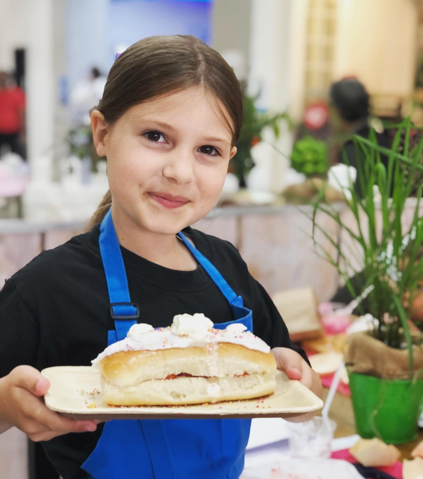 We love our Kids in the Kitchen creating tasty treats for the School Holidays! @cherrybrookvillage 😋🧁🧑🏼&zwj;🍳#regprom #regprommarketing #magicofregprom #kidsinthekitchen #fingerbuns #tastytreats #yum #kids #littlechefs