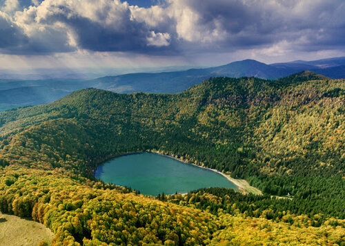 Lacul Sfânta Ana este format în interiorul unui crater vulcanic.