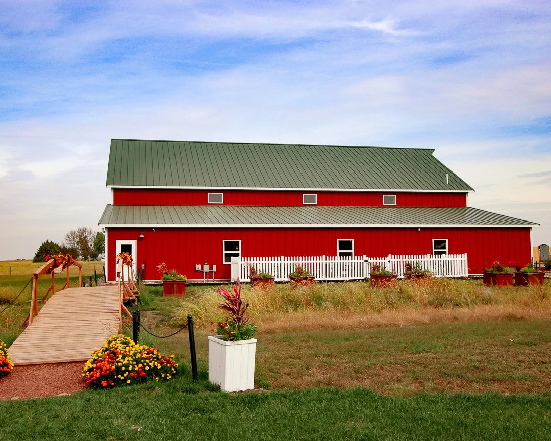 Iowa Wedding Photographer Three Sister Barn Dallas Center Iowa 