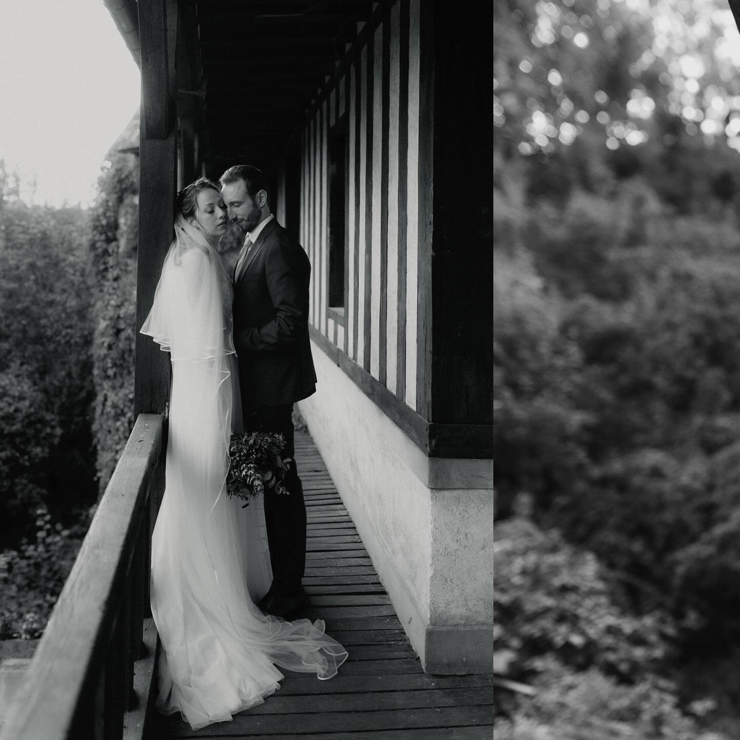 Mes amoureux &eacute;motionnels au Moulin de Dampierre juste apr&egrave;s leurs v&oelig;ux. 
.
Intentional &amp; emotional lovers at @moulindedampierre just after their vows ! 
.
www.celeyephotographies.com
.
#photographemariage #photographemariagees