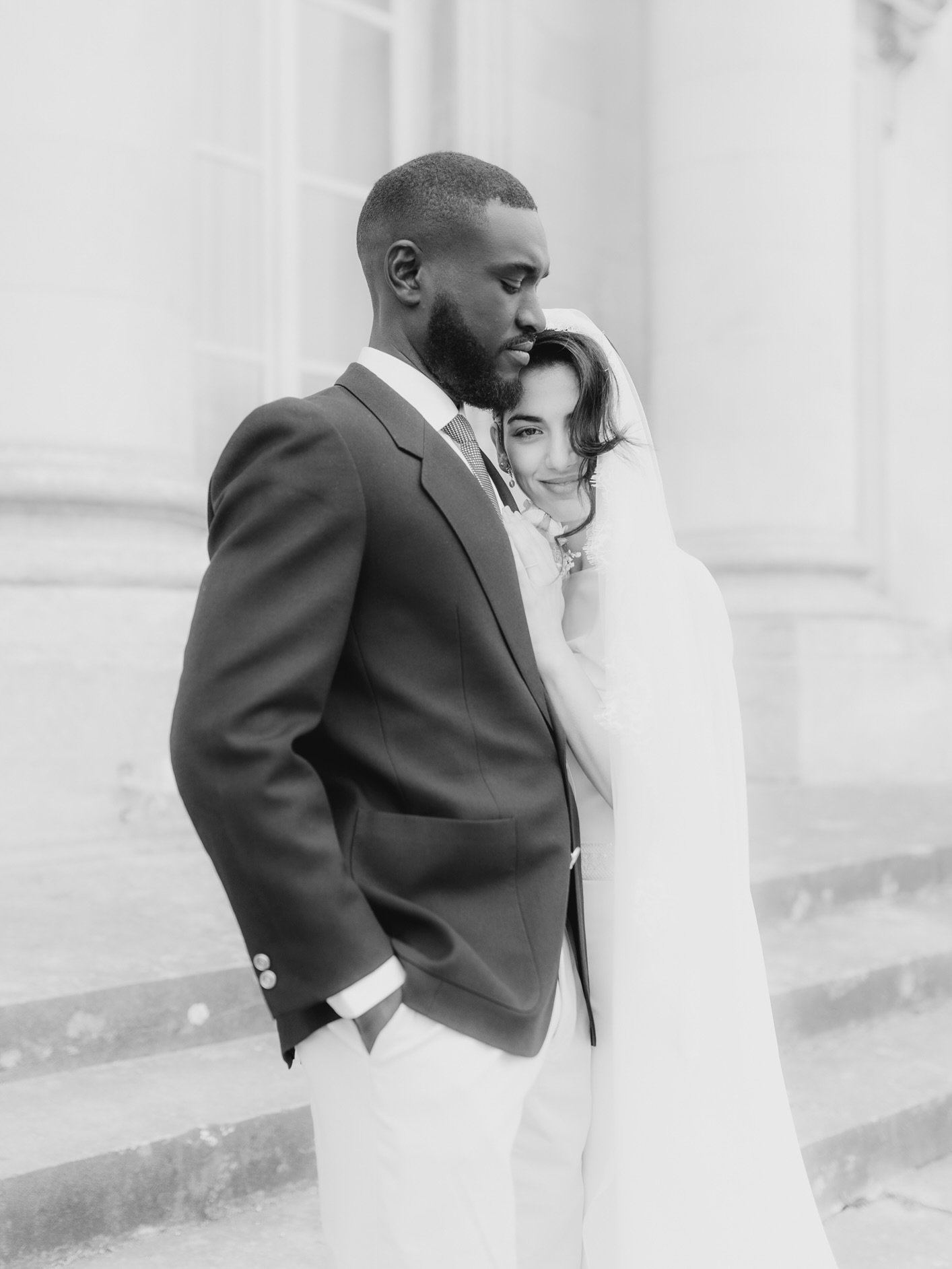 [Fr/Eng in comment]
✨ Mariage civil ultra styl&eacute; au c&oelig;ur du patrimoine ✨

Ils pensaient ne pas &ecirc;tre photog&eacute;niques. Et pourtant&hellip;
Il a suffi d&rsquo;un regard &eacute;chang&eacute;, d&rsquo;une marche lente sur les march