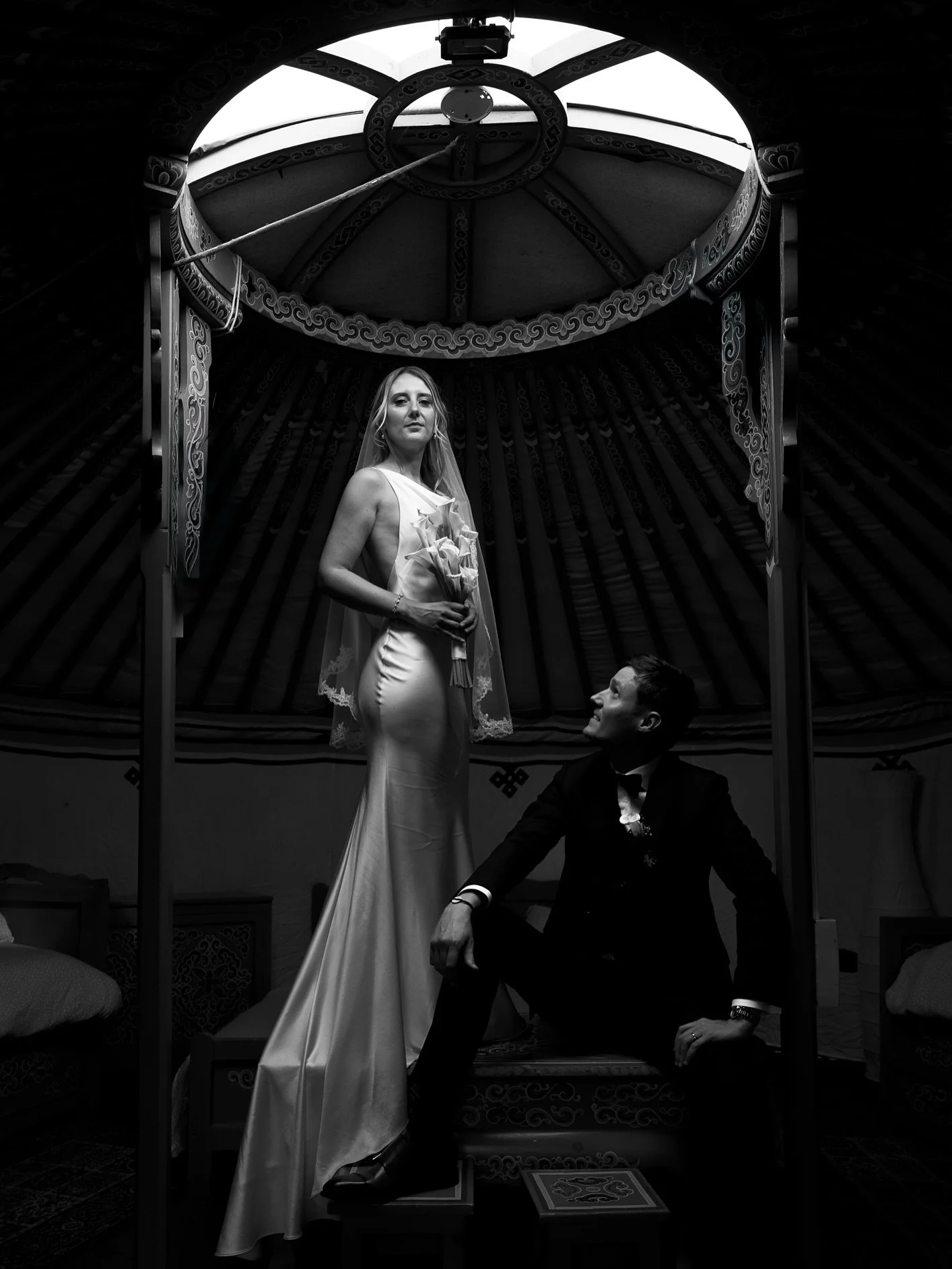 ✨ Mariage chic et &eacute;l&eacute;gance intemporelle ✨
Dans l&rsquo;intimit&eacute; d&rsquo;une journ&eacute;e pr&eacute;cieuse, chaque d&eacute;tail se transforme en po&eacute;sie : la coupe parfaite d&rsquo;une robe satin&eacute;e, un bouquet pur,