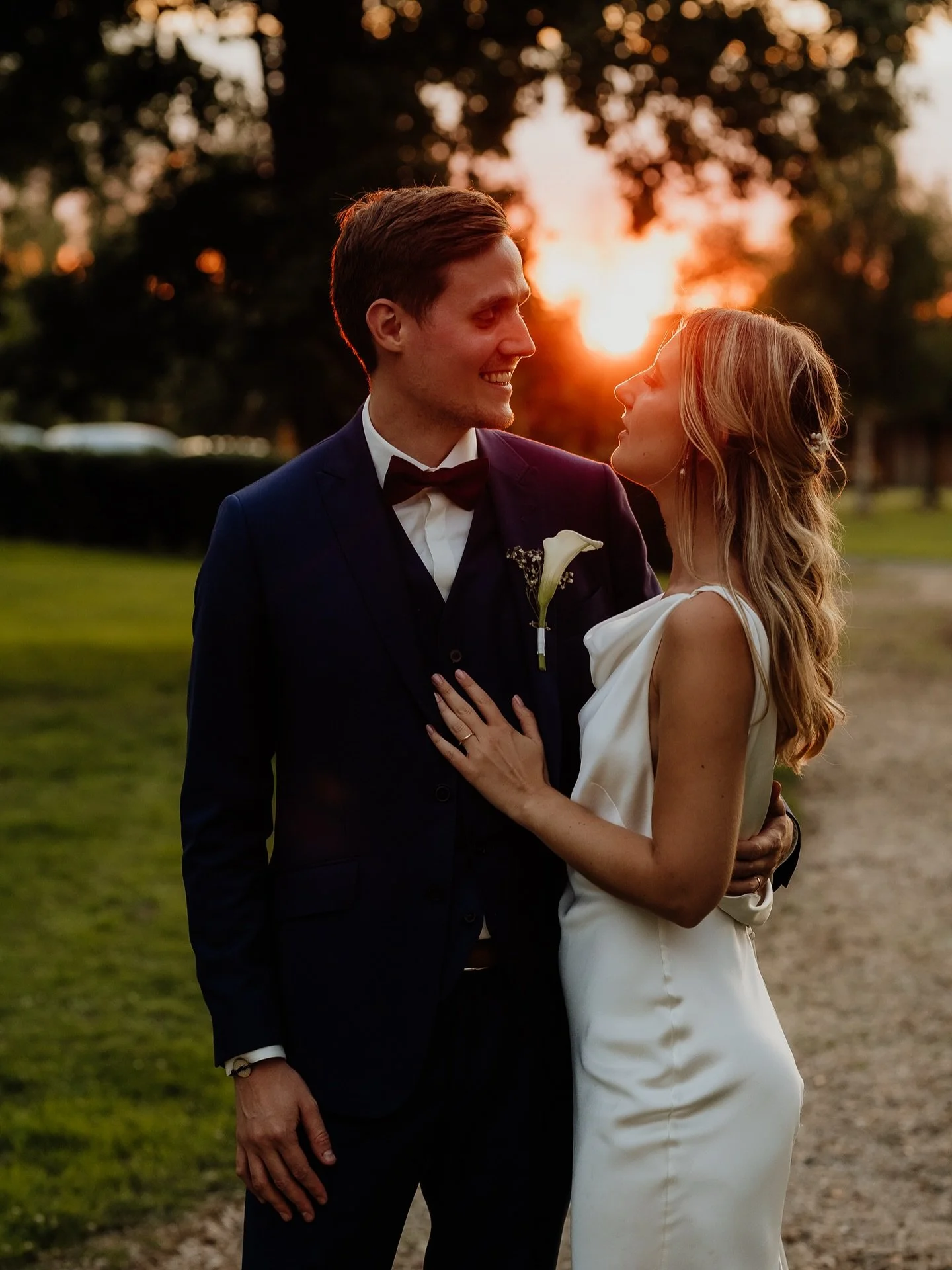 ✨ Romance au coucher du soleil &agrave; Paris ✨
Lorsque l&rsquo;heure dor&eacute;e enlace deux &acirc;mes, le temps suspend son vol. Le monde dispara&icirc;t, laissant seulement vos rires, vos regards et la douce chaleur du soleil couchant.

Des v&oe