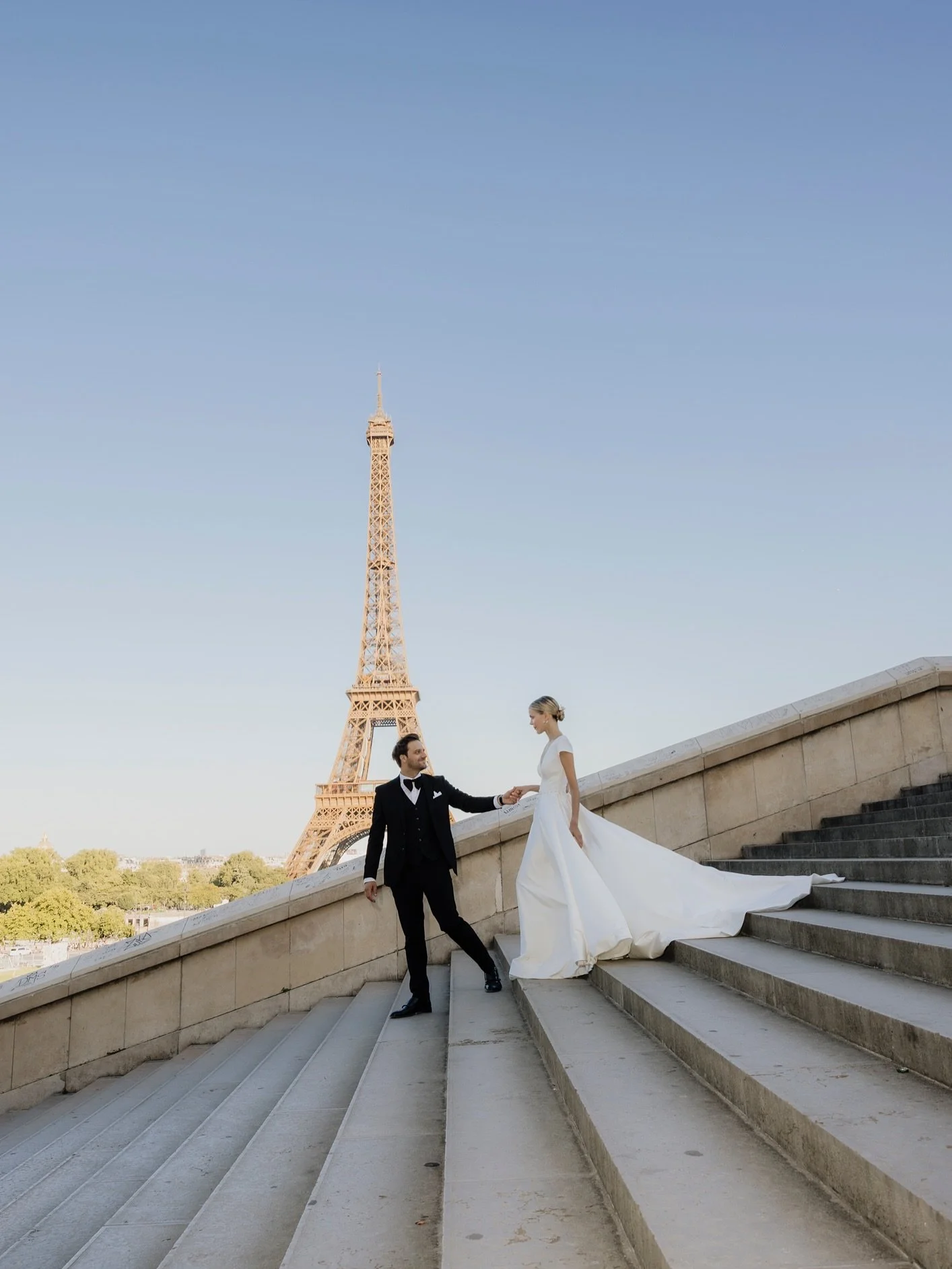✨ EN 
Paris turns into a jewel box when your steps fall in rhythm. Each glance, a promise held in the air.

I&rsquo;m C&eacute;line, a loose editorial wedding photographer in Paris for intimate celebrations &mdash; heartfelt, inclusive, emotion-led.
