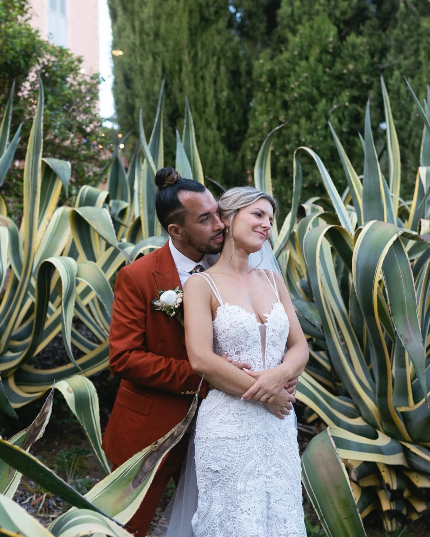 Fleur d&rsquo;agave &ndash; d&eacute;sert vibes aux douceurs du Sud de la France 

Je suis C&eacute;line, photographe de mariages loose &eacute;dito, sensible, passionn&eacute;e et solaire. 
&bull;
Agave bloom &ndash; desert vibes wrapped in Southern